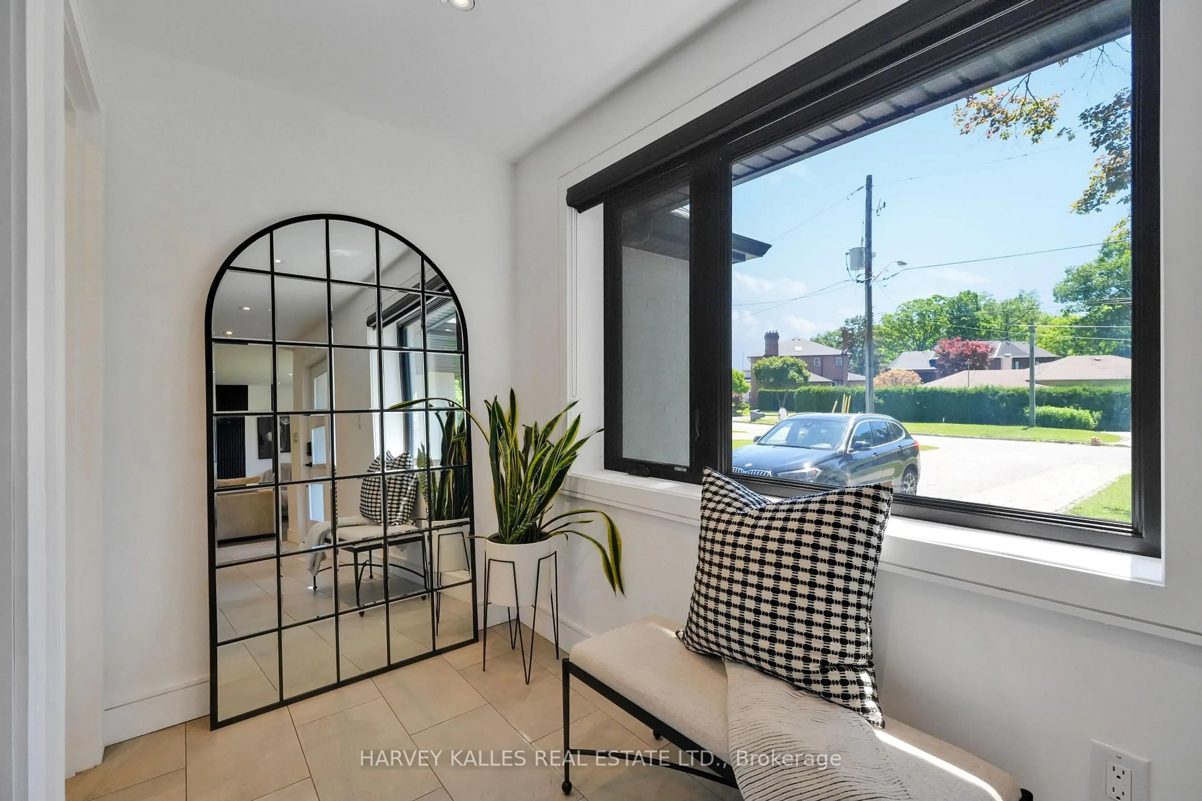 Indoor entryway for 8 Circle Rdge, Toronto Ontario M6L 2H6