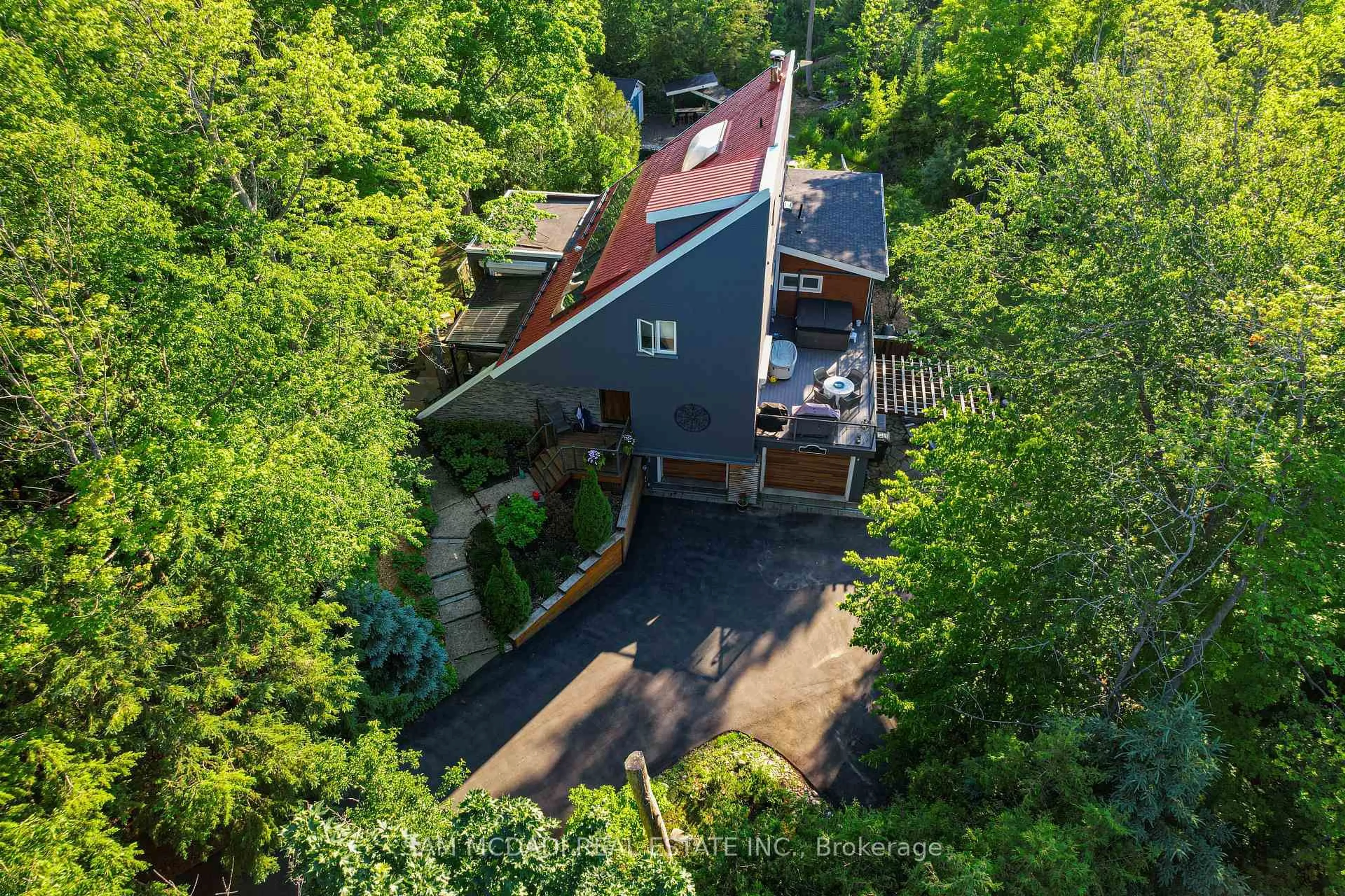 A pic from outside/outdoor area/front of a property/back of a property/a pic from drone, unknown for 2814 Forks Of The Credit Rd, Caledon Ontario L7K 2H5