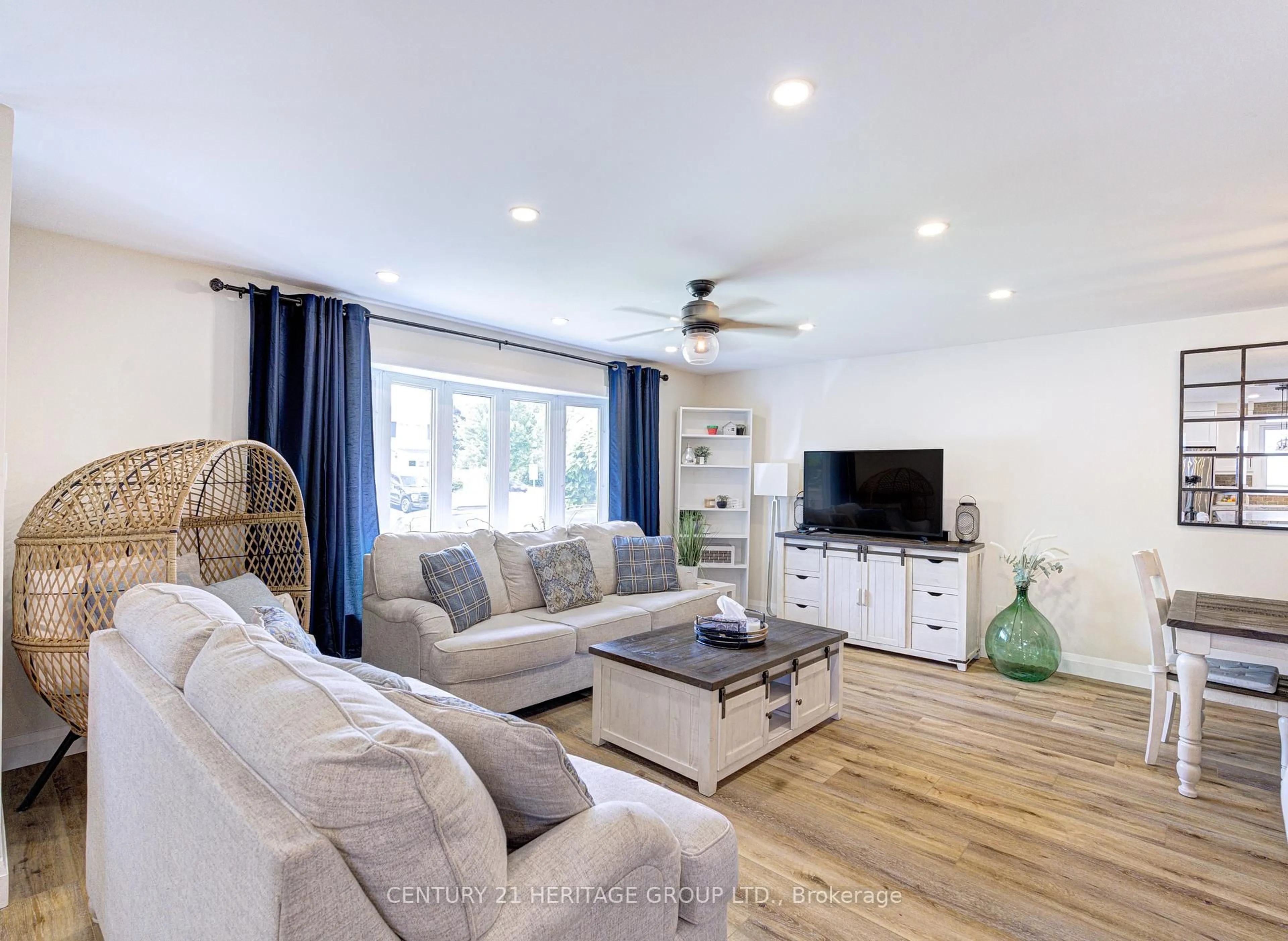 Living room with furniture, wood/laminate floor for 2379 Duncaster Dr, Burlington Ontario L7P 3V9