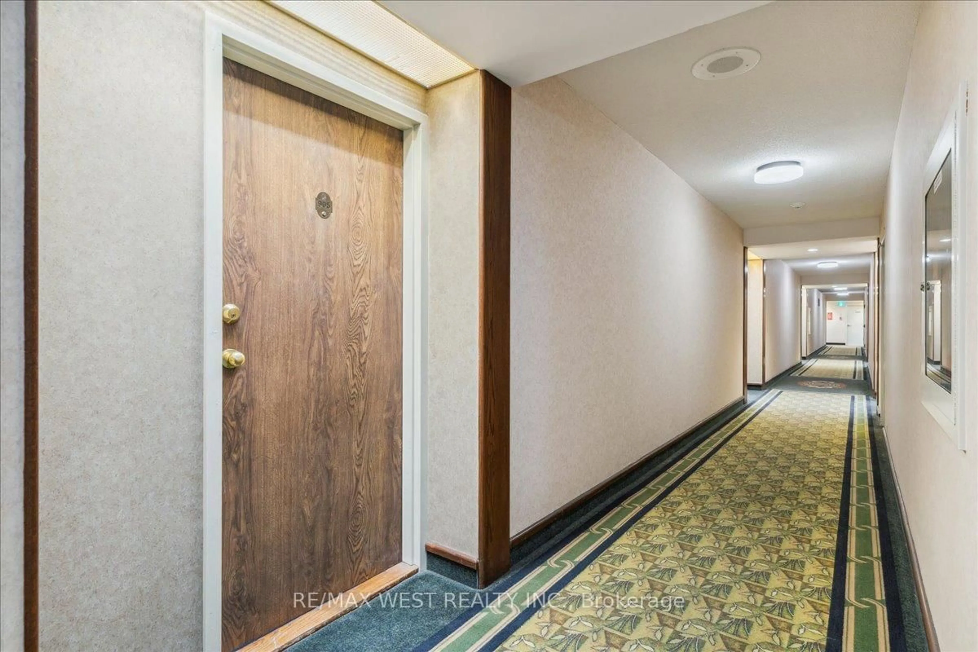 Indoor foyer for 26 Hanover Rd #905, Brampton Ontario L6S 4T2