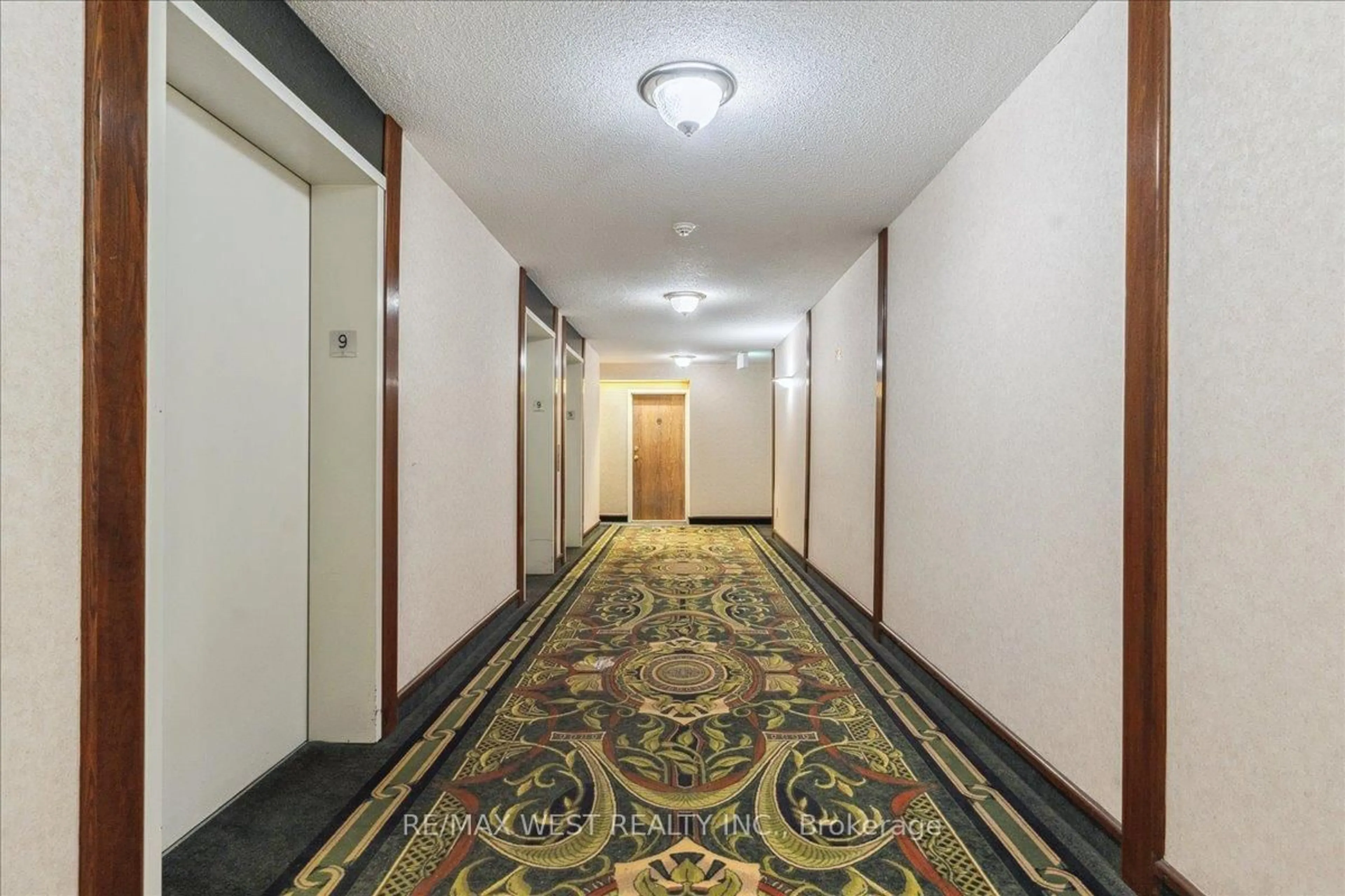 Indoor foyer for 26 Hanover Rd #905, Brampton Ontario L6S 4T2
