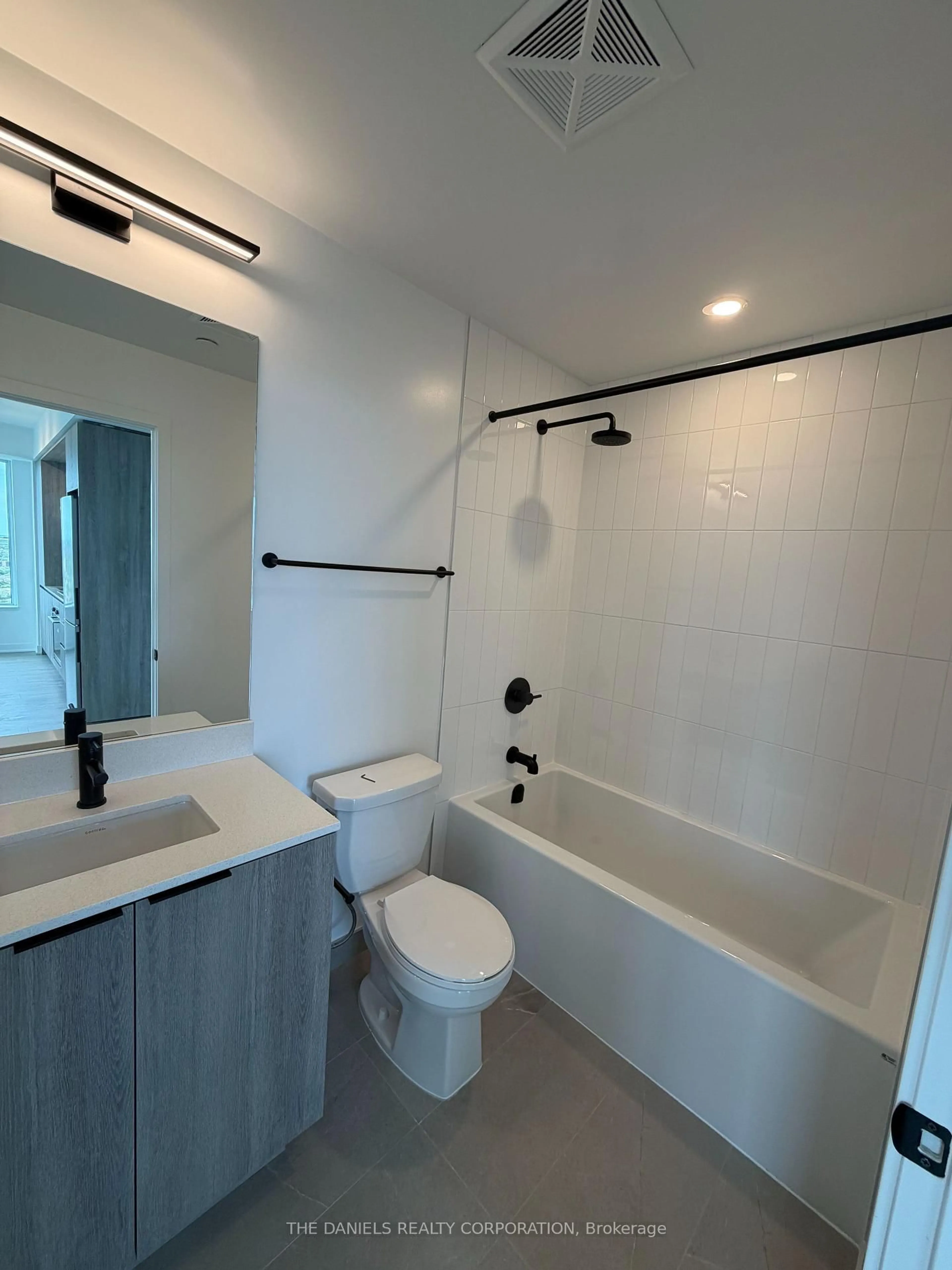 Standard bathroom, ceramic/tile floor for 2495 Eglinton Ave #1011, Mississauga Ontario L5M 2T2
