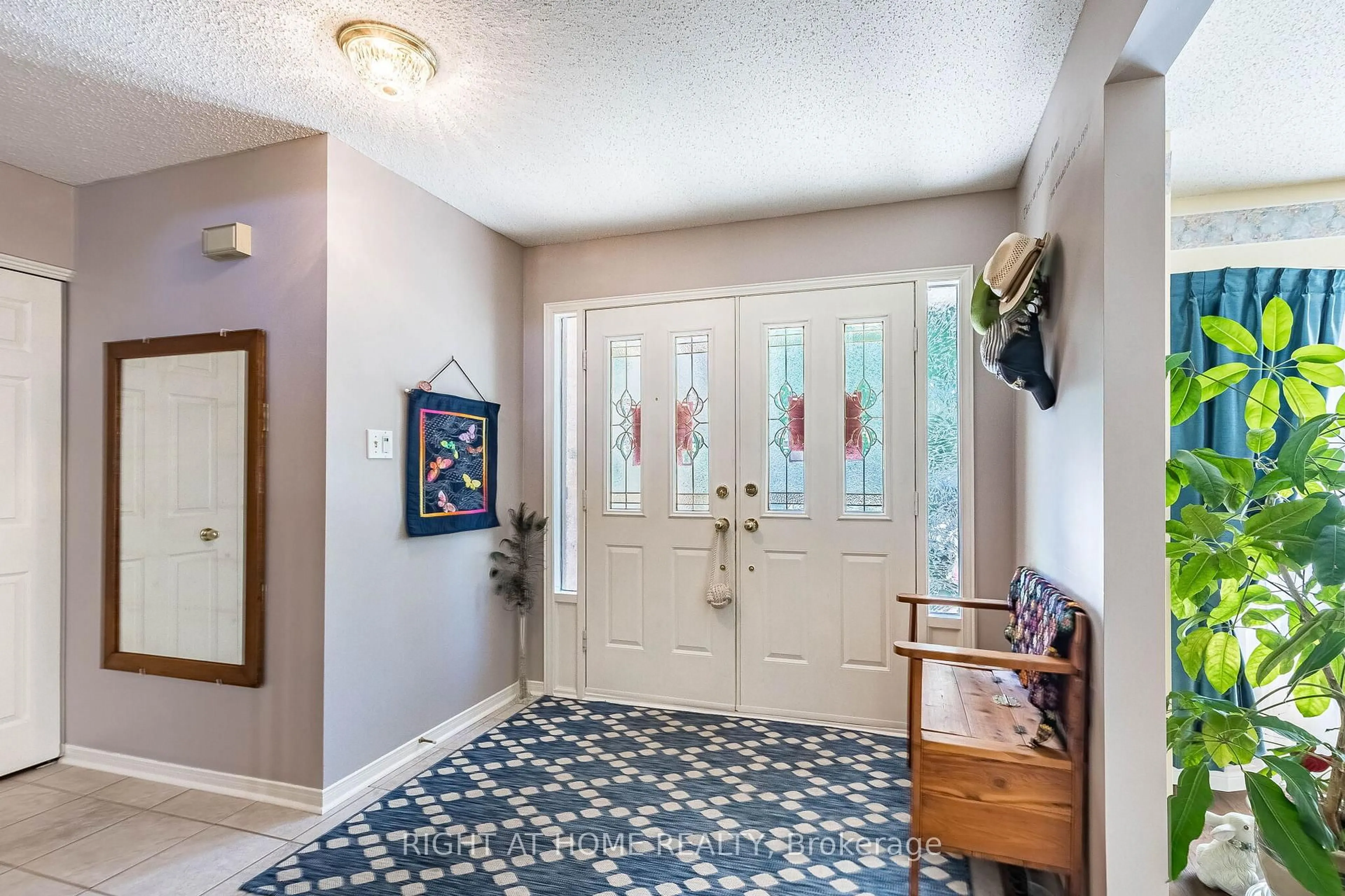 Indoor entryway for 3088 Spring Creek Cres, Mississauga Ontario L5N 4R7