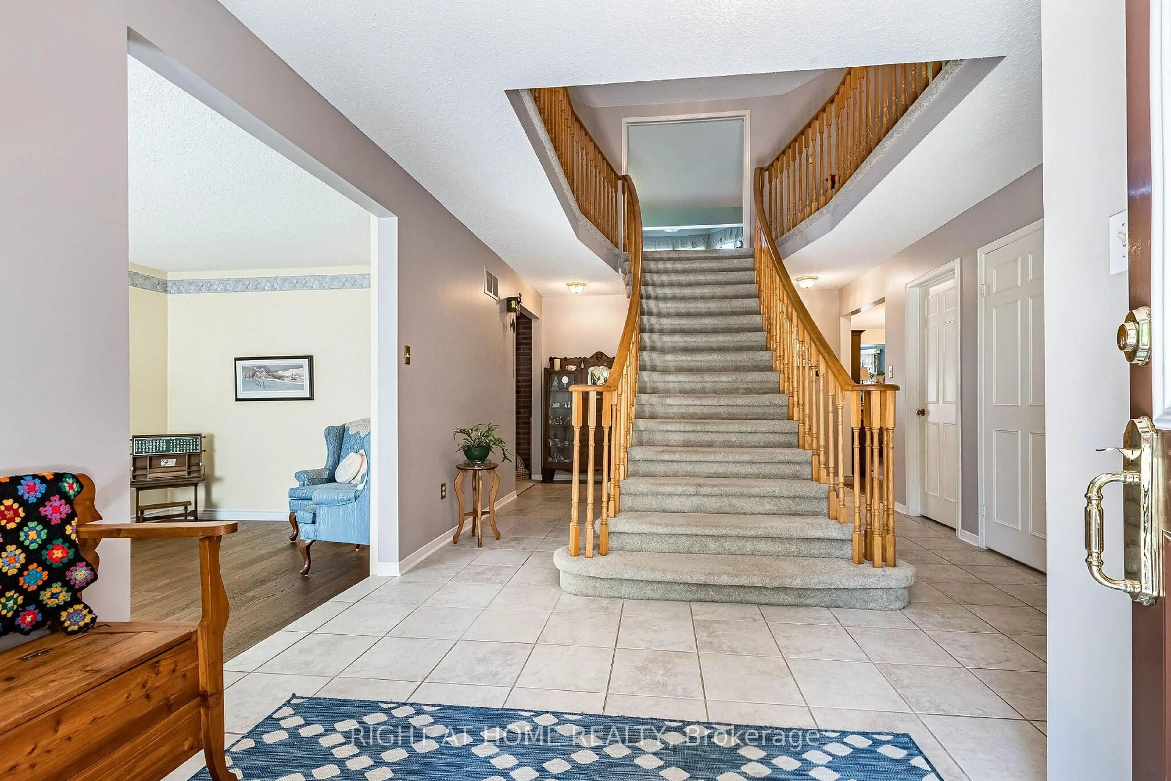 Indoor foyer for 3088 Spring Creek Cres, Mississauga Ontario L5N 4R7