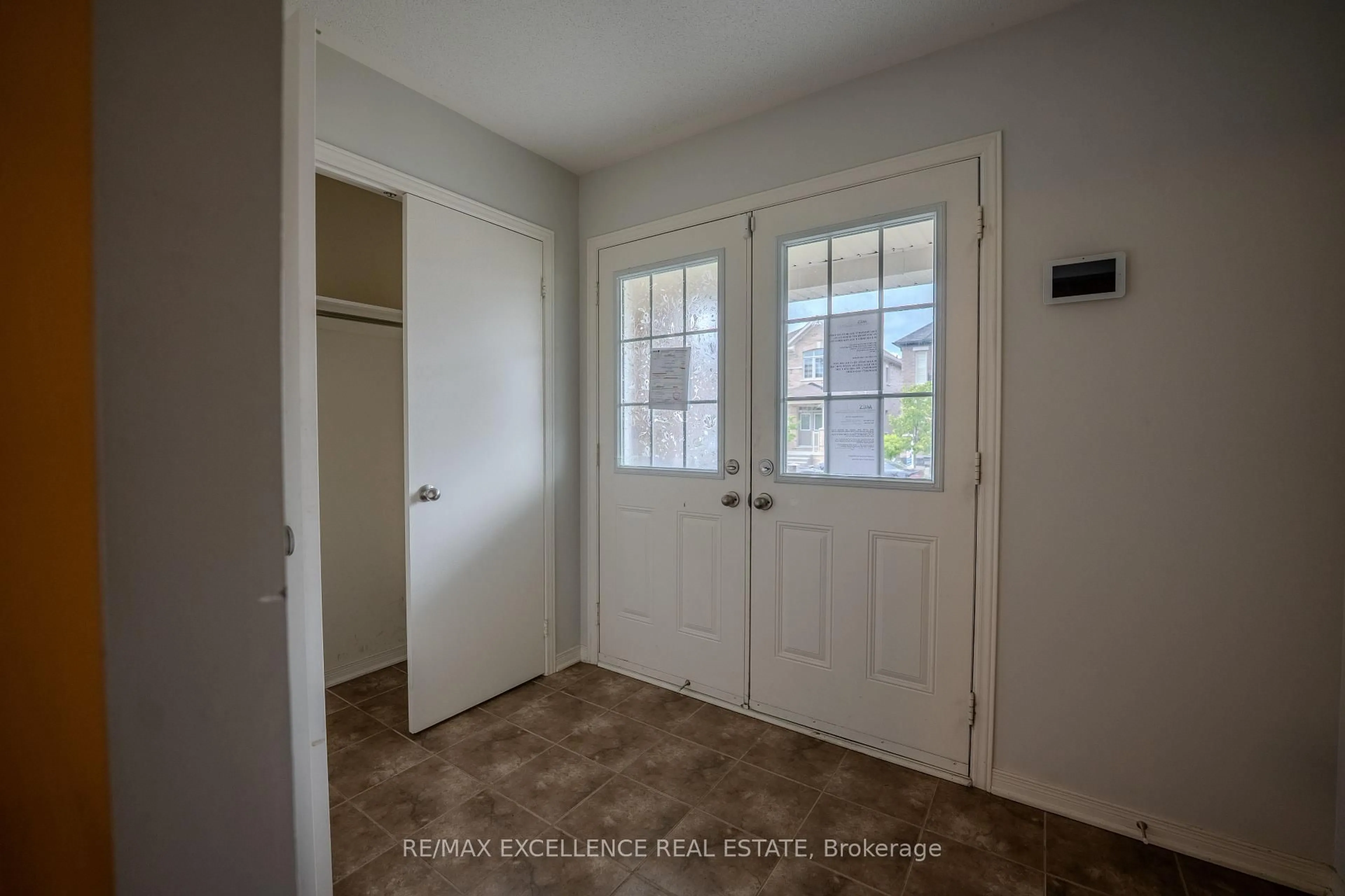 Indoor entryway for 78 Deer Ridge Tr, Caledon Ontario L7C 3Z5
