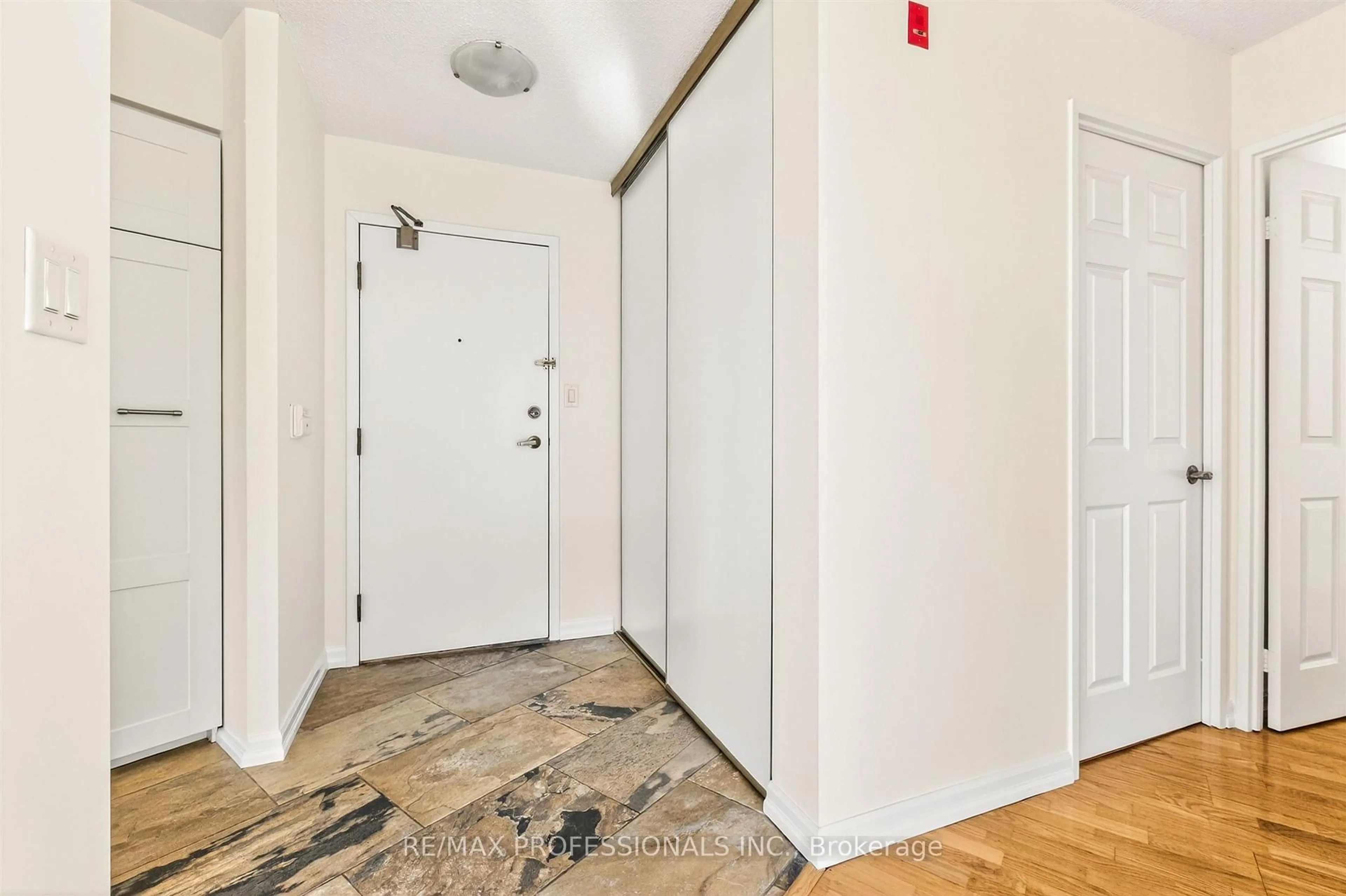 Indoor entryway for 20 Southport St #620, Toronto Ontario M6S 4Y8