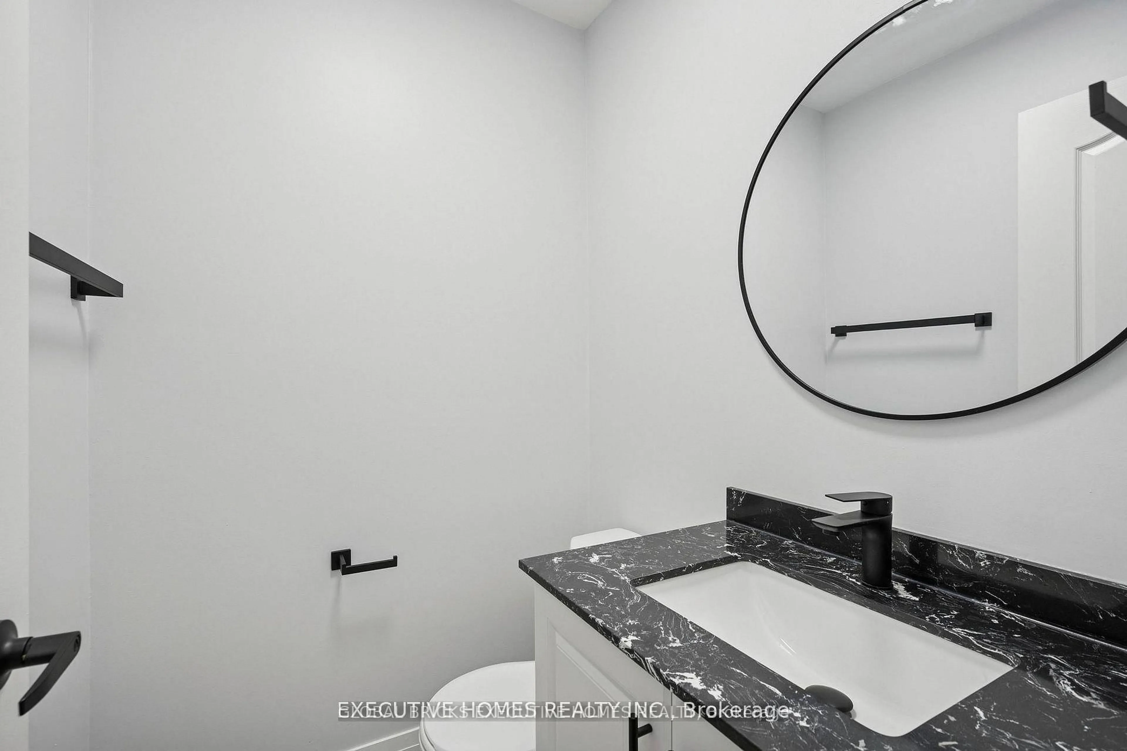 Standard bathroom, ceramic/tile floor for 2665 Thomas St #60, Mississauga Ontario L5M 6G6