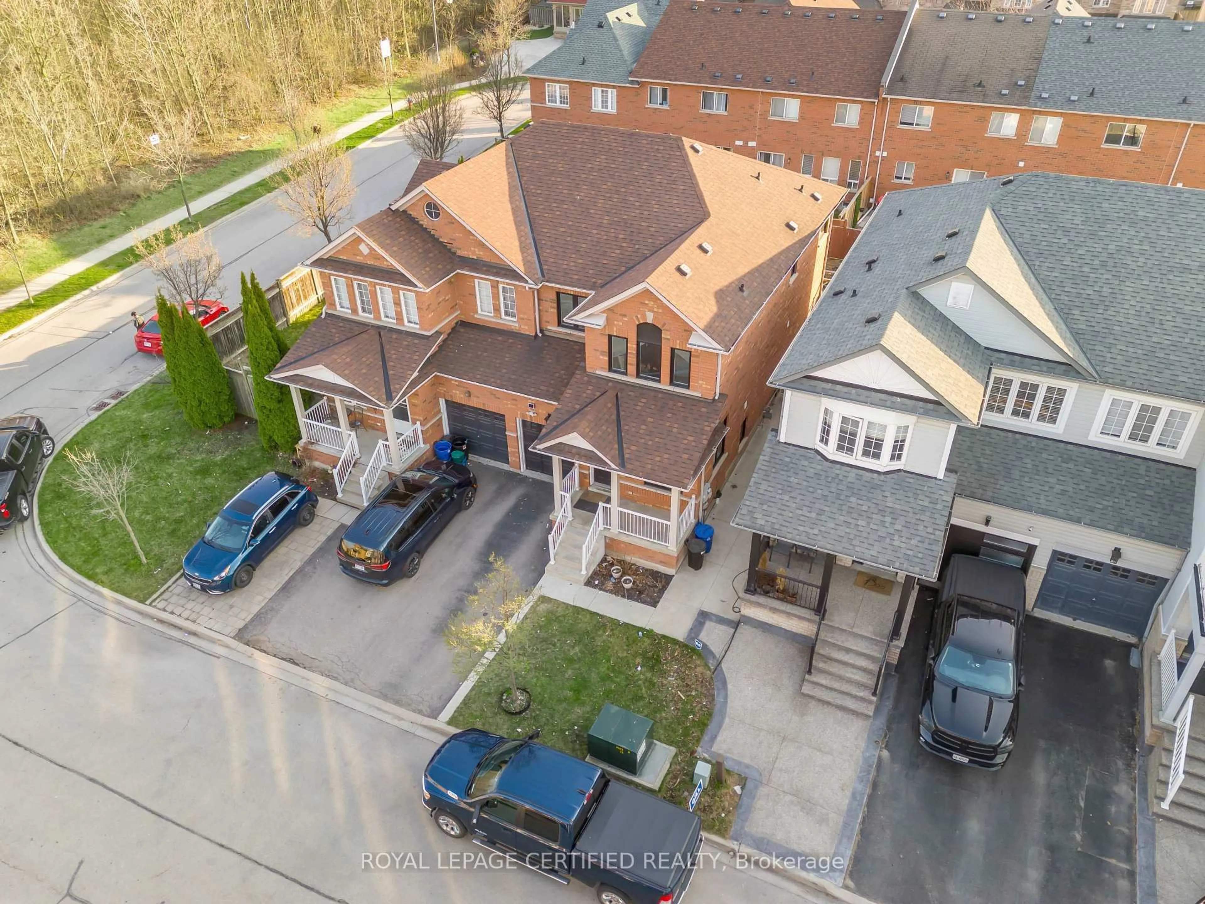 A pic from outside/outdoor area/front of a property/back of a property/a pic from drone, street for 147 Waters Blvd, Milton Ontario L9T 6K5