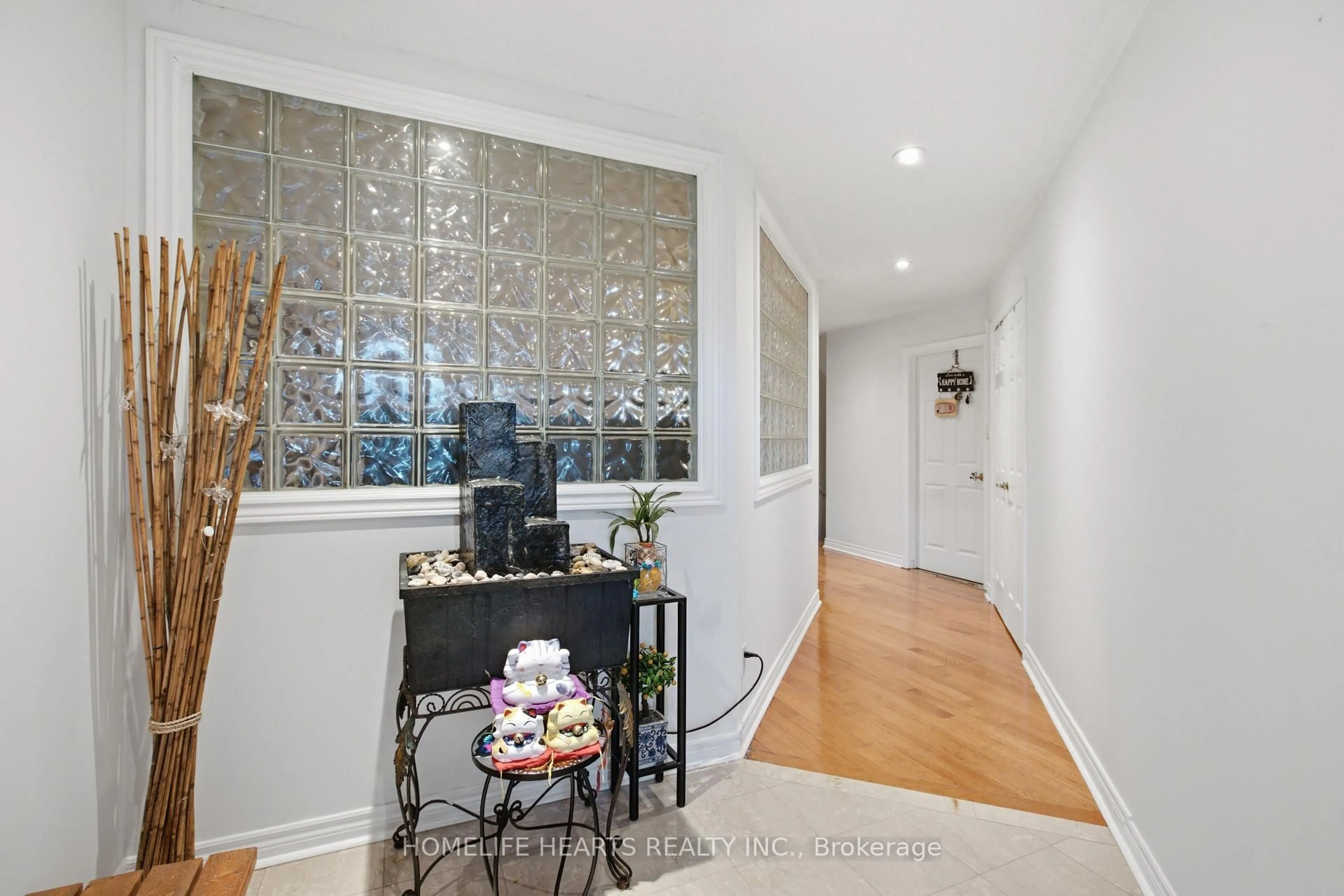 Indoor foyer for 1077 Knotty Pine Grve, Mississauga Ontario L5W 1J6