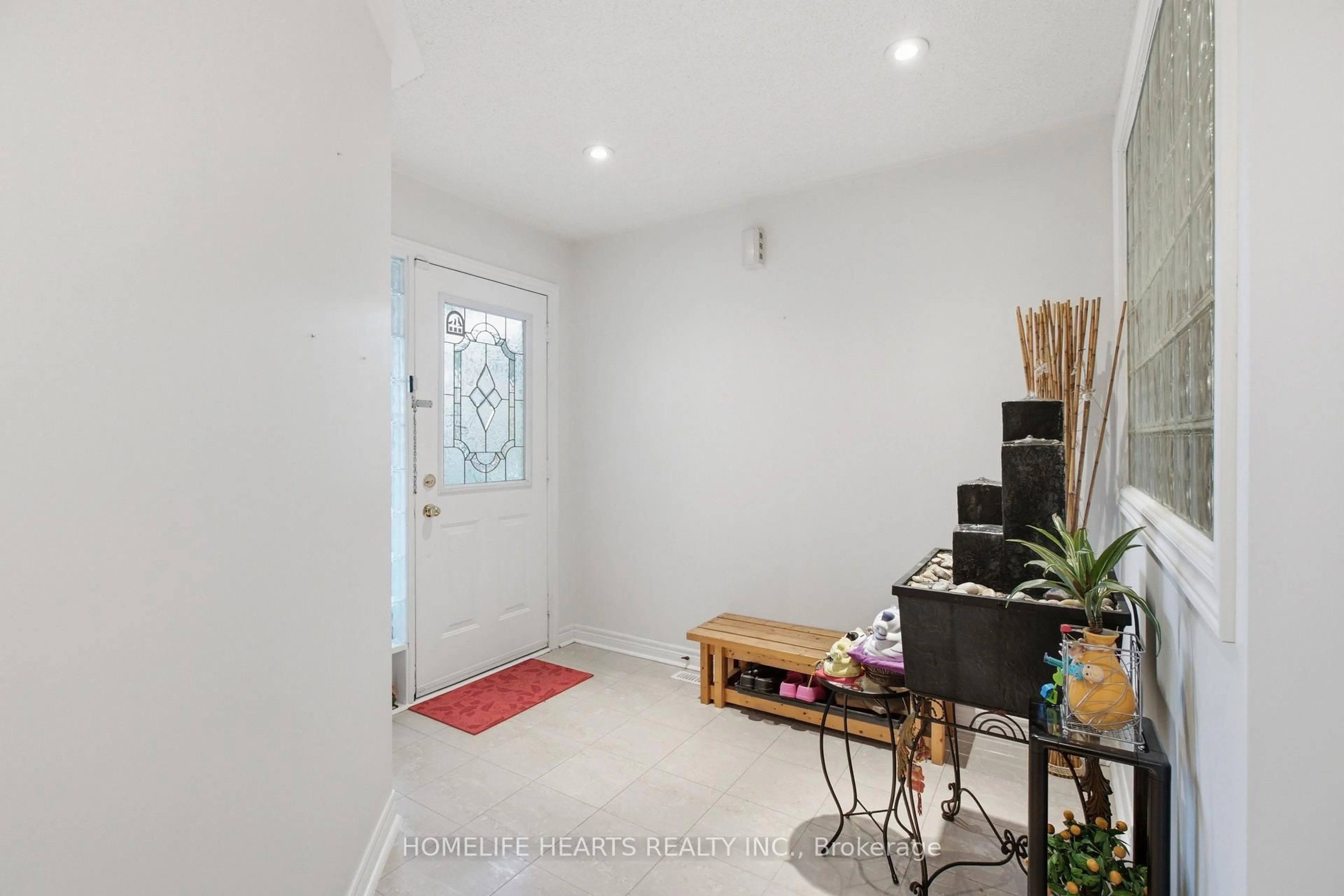 Indoor foyer for 1077 Knotty Pine Grve, Mississauga Ontario L5W 1J6