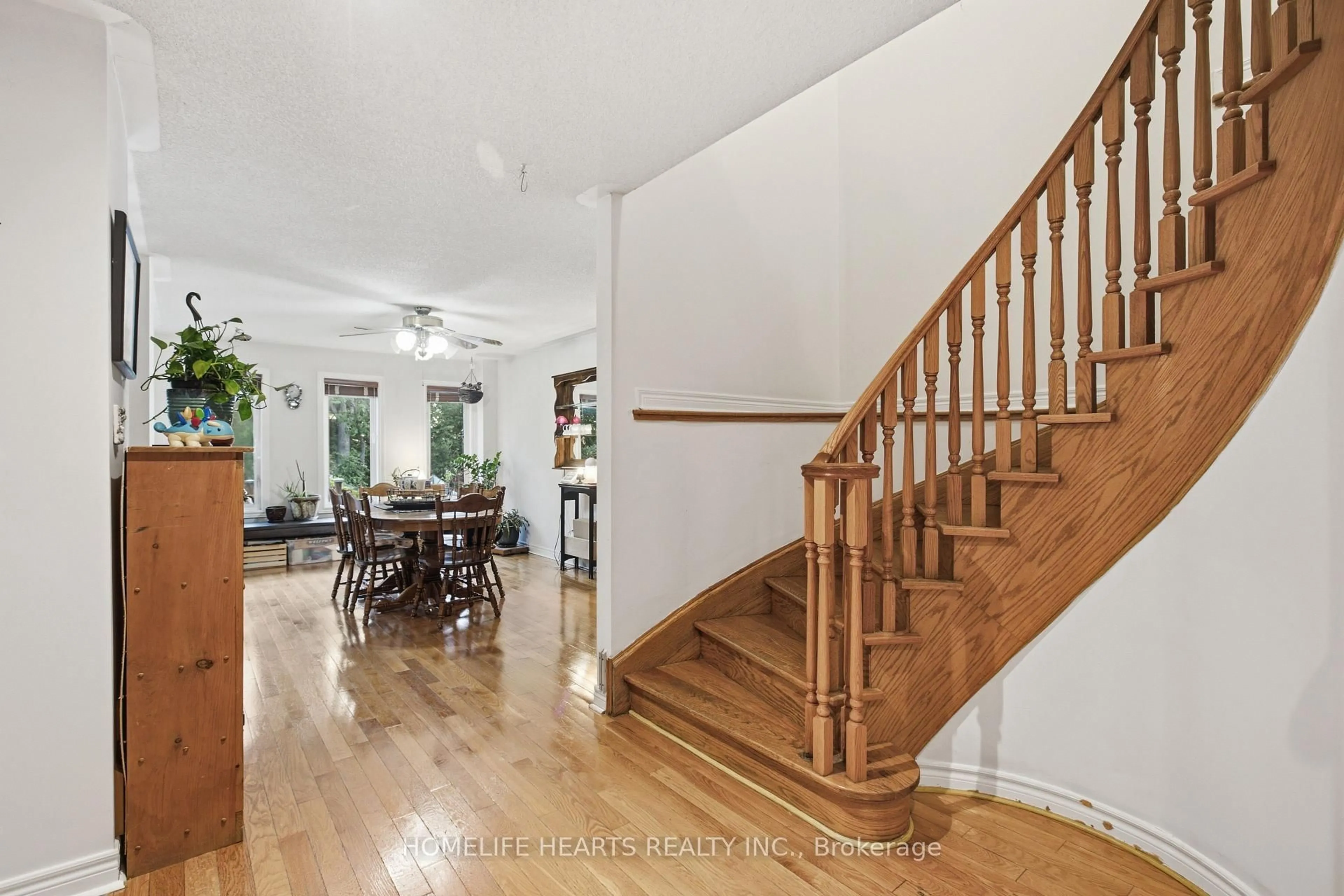 Indoor foyer for 1077 Knotty Pine Grve, Mississauga Ontario L5W 1J6