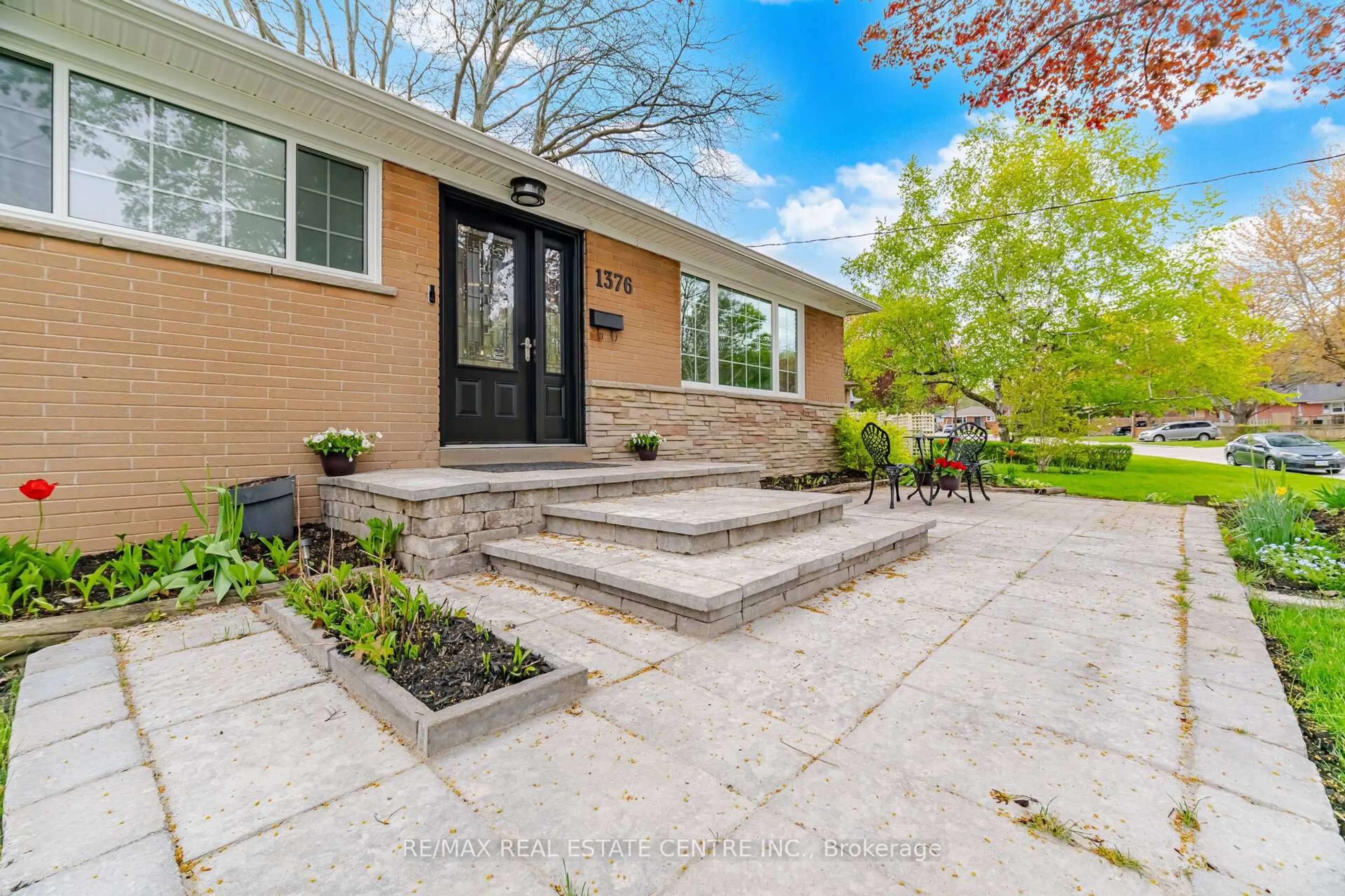 Home with brick exterior material, street for 1376 Royal Dr, Burlington Ontario L7P 2G9