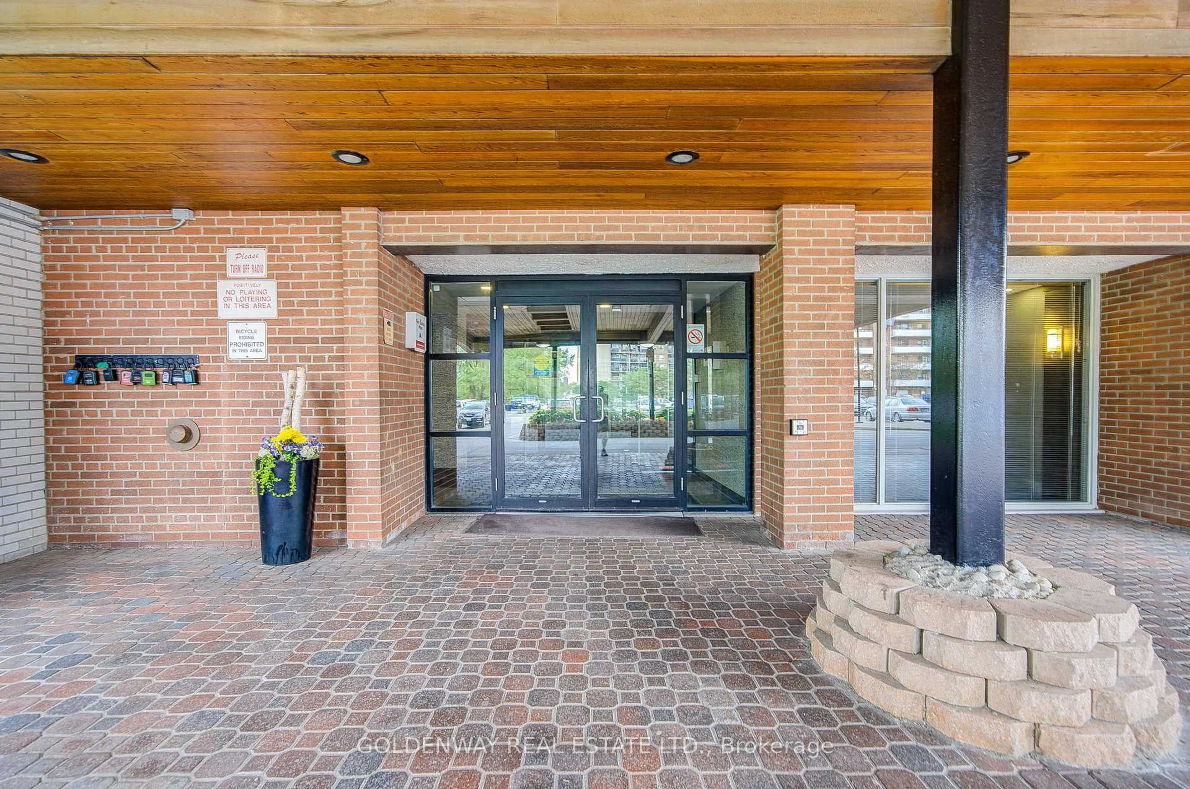 Indoor foyer for 1660 Bloor St #606, Mississauga Ontario L4X 1R9