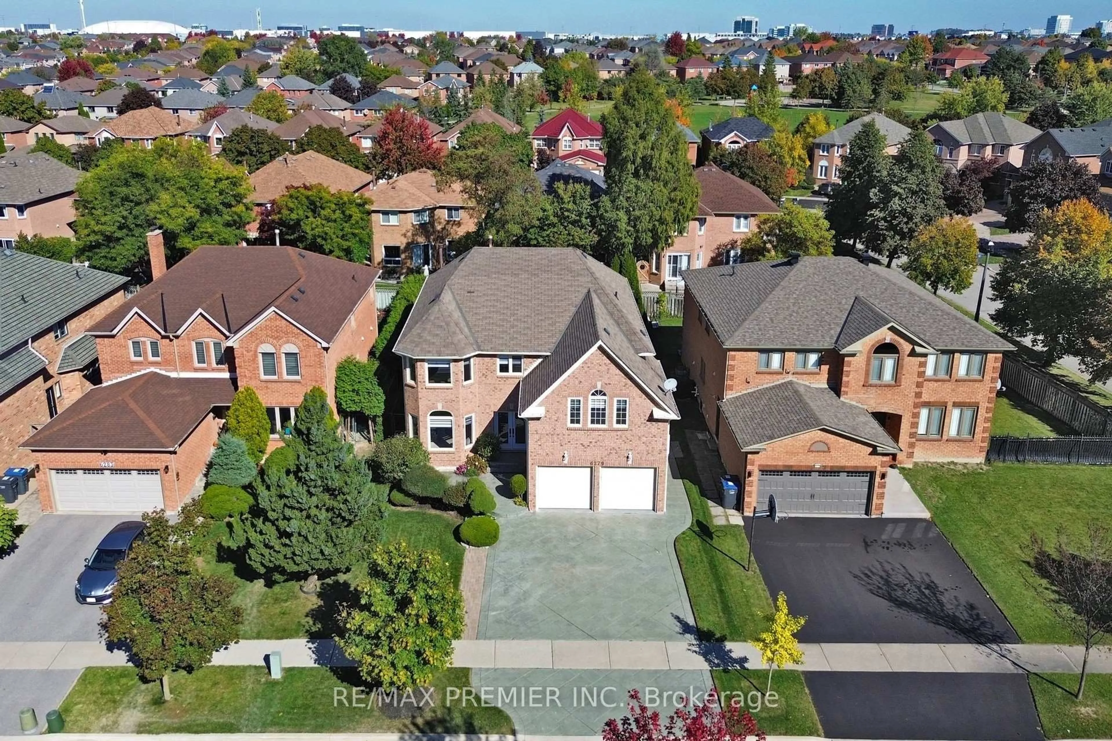 A pic from outside/outdoor area/front of a property/back of a property/a pic from drone, street for 6279 Donway Dr, Mississauga Ontario L5V 1J6