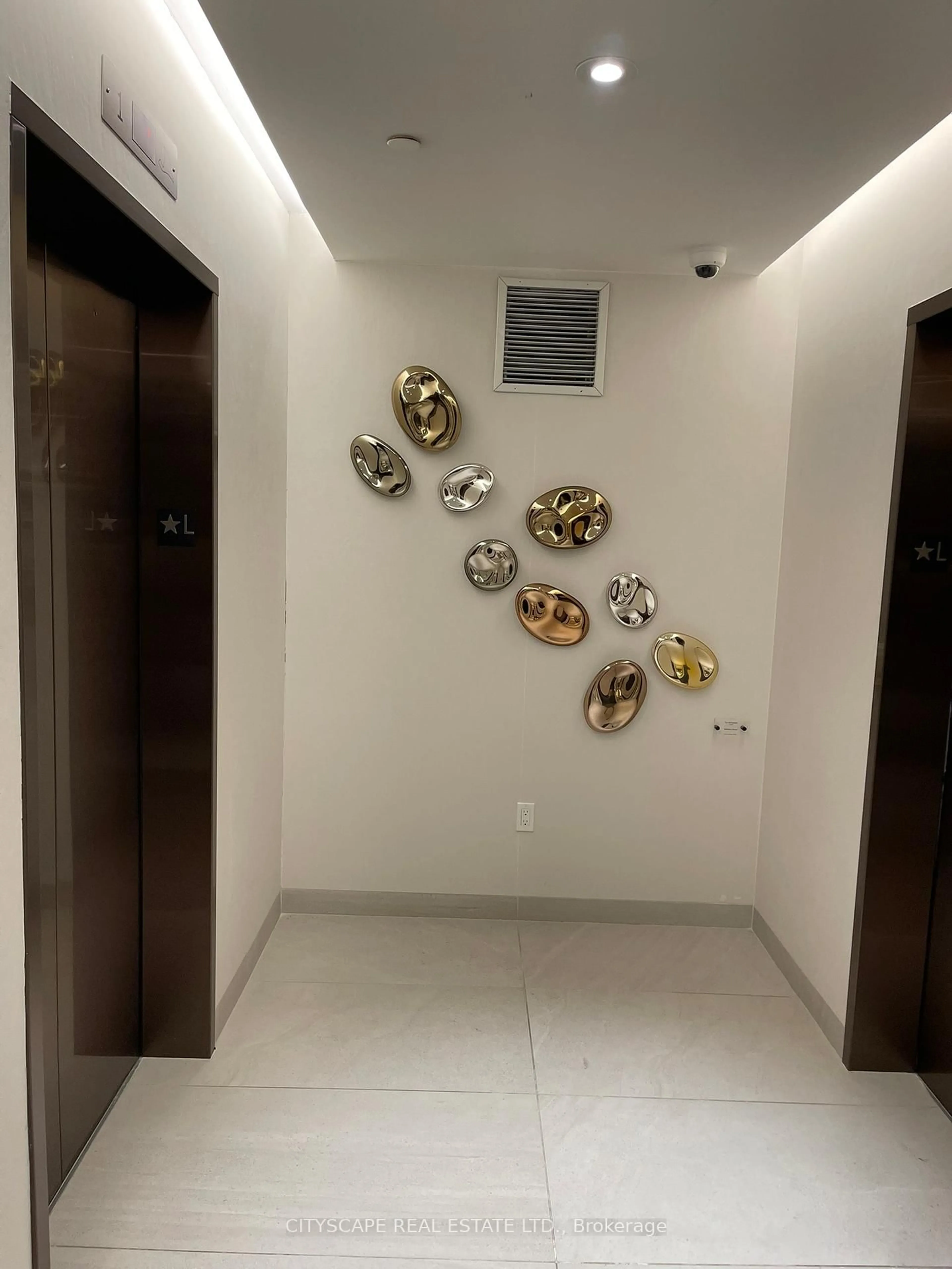 Indoor foyer for 1 Fairview Rd, Mississauga Ontario L5A 0B4