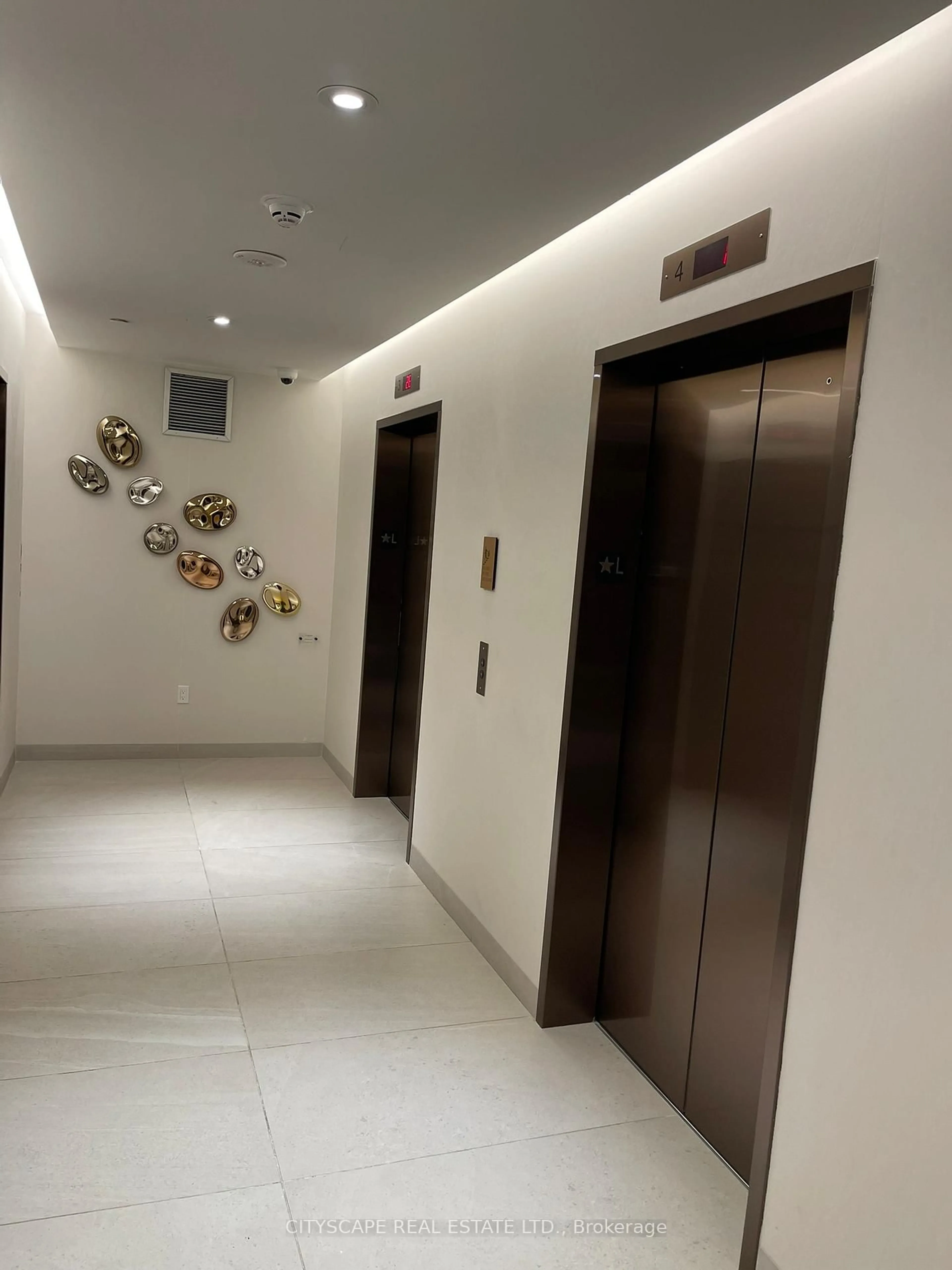 Indoor foyer for 1 Fairview Rd, Mississauga Ontario L5A 0B4