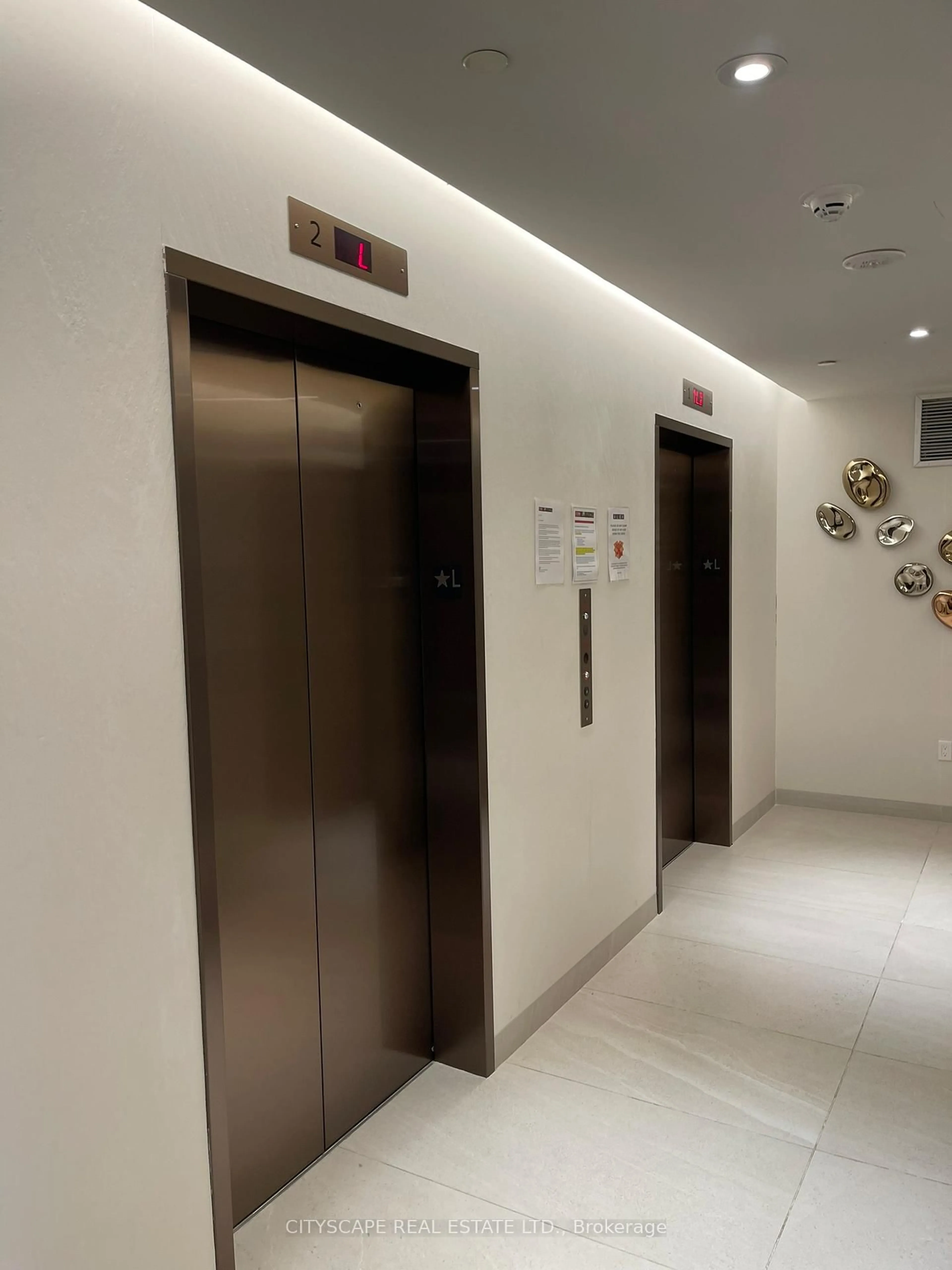 Indoor foyer for 1 Fairview Rd, Mississauga Ontario L5A 0B4