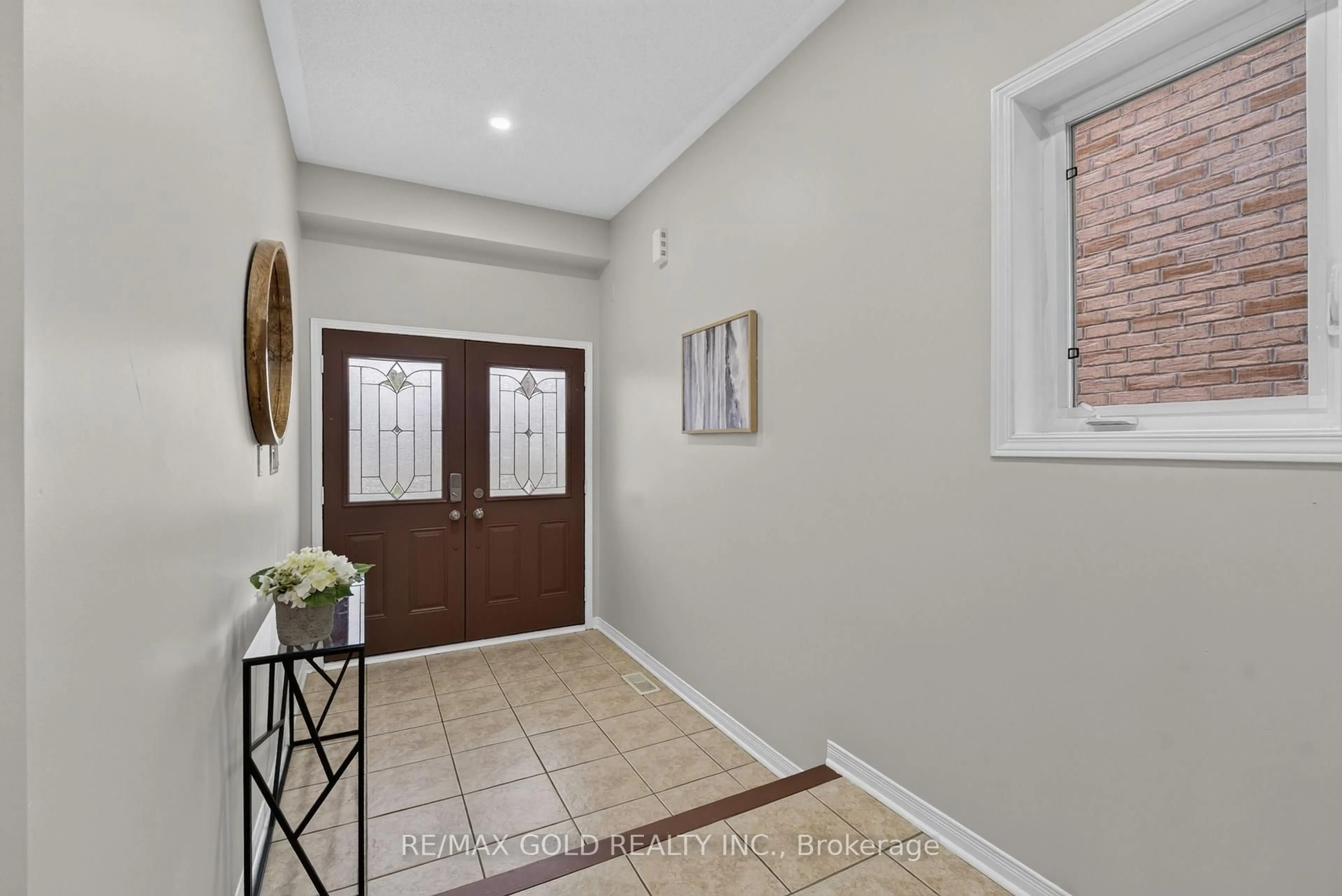 Indoor entryway for 106 Meadowlark Dr, Halton Hills Ontario L7G 6N6