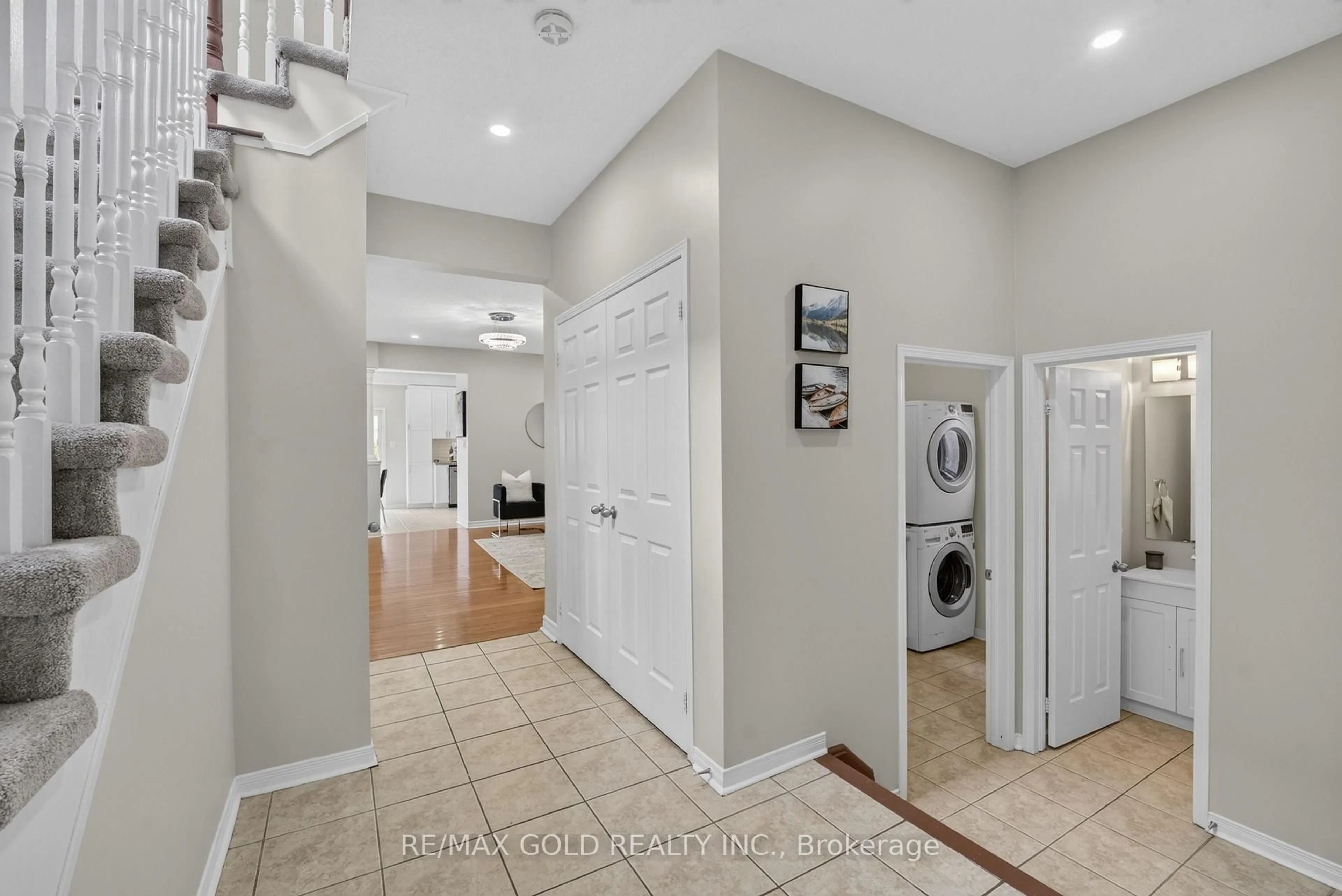 Indoor entryway for 106 Meadowlark Dr, Halton Hills Ontario L7G 6N6