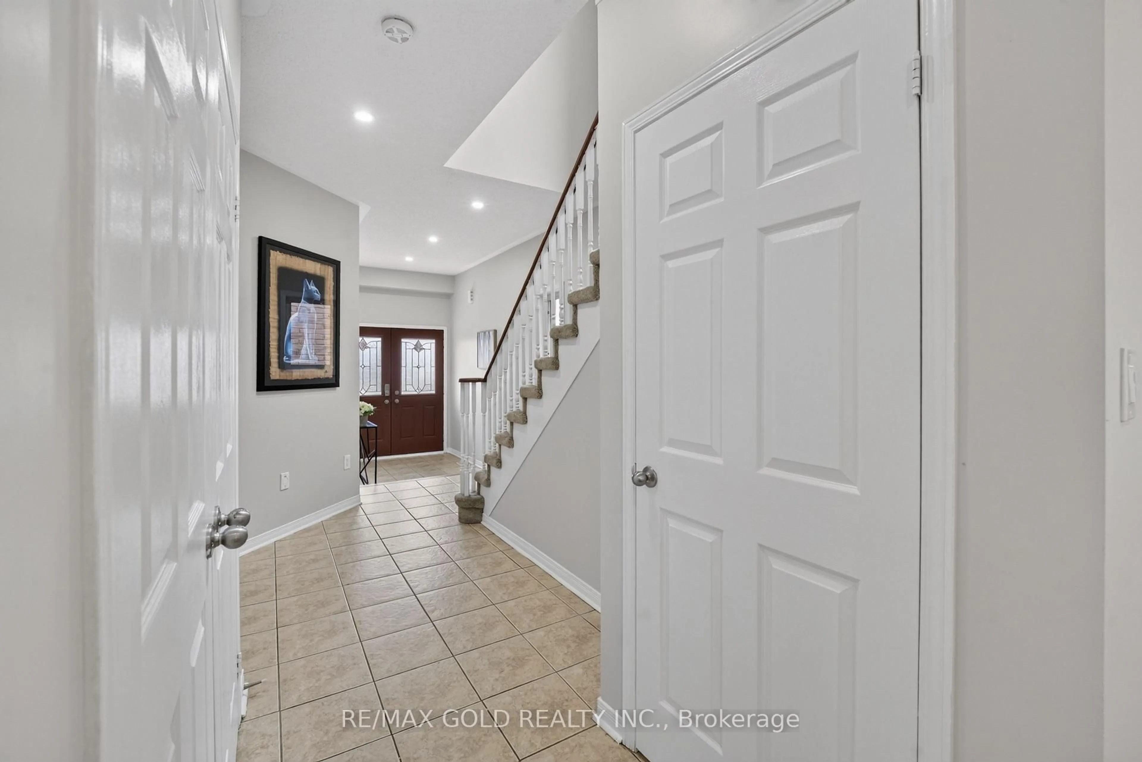 Indoor entryway for 106 Meadowlark Dr, Halton Hills Ontario L7G 6N6