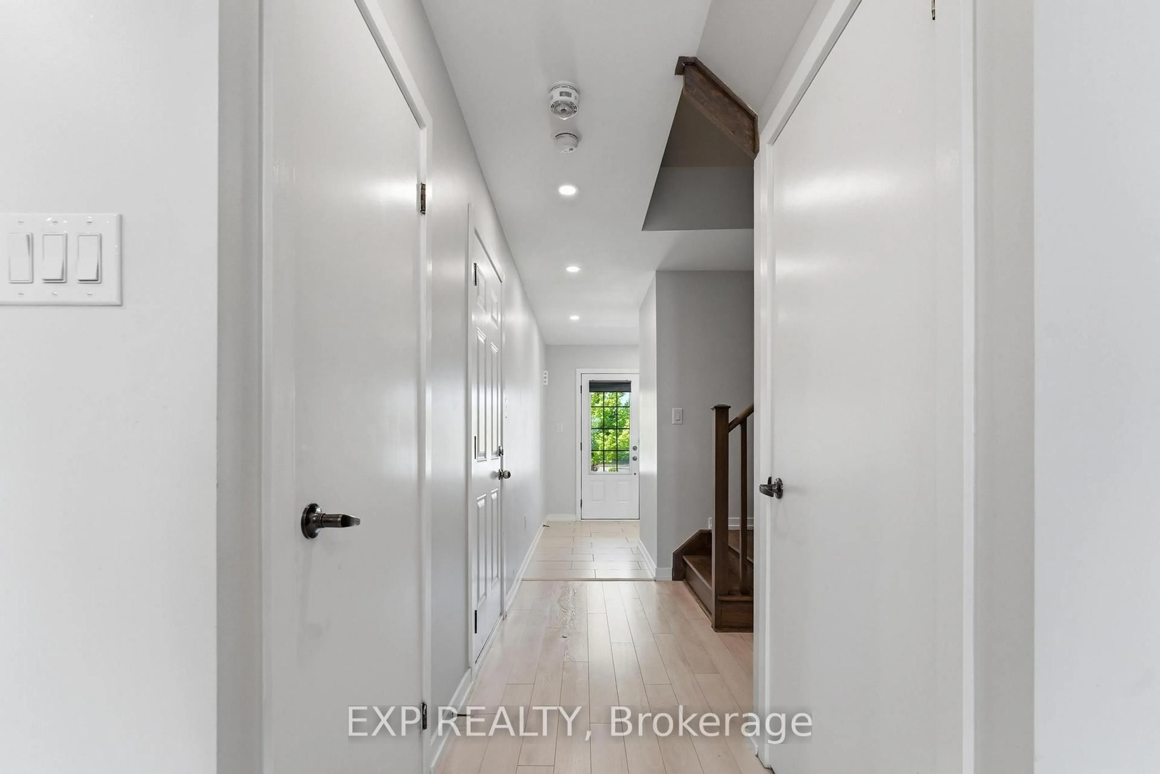 Indoor entryway for 182 Golden Springs Dr, Brampton Ontario L7A 4N9