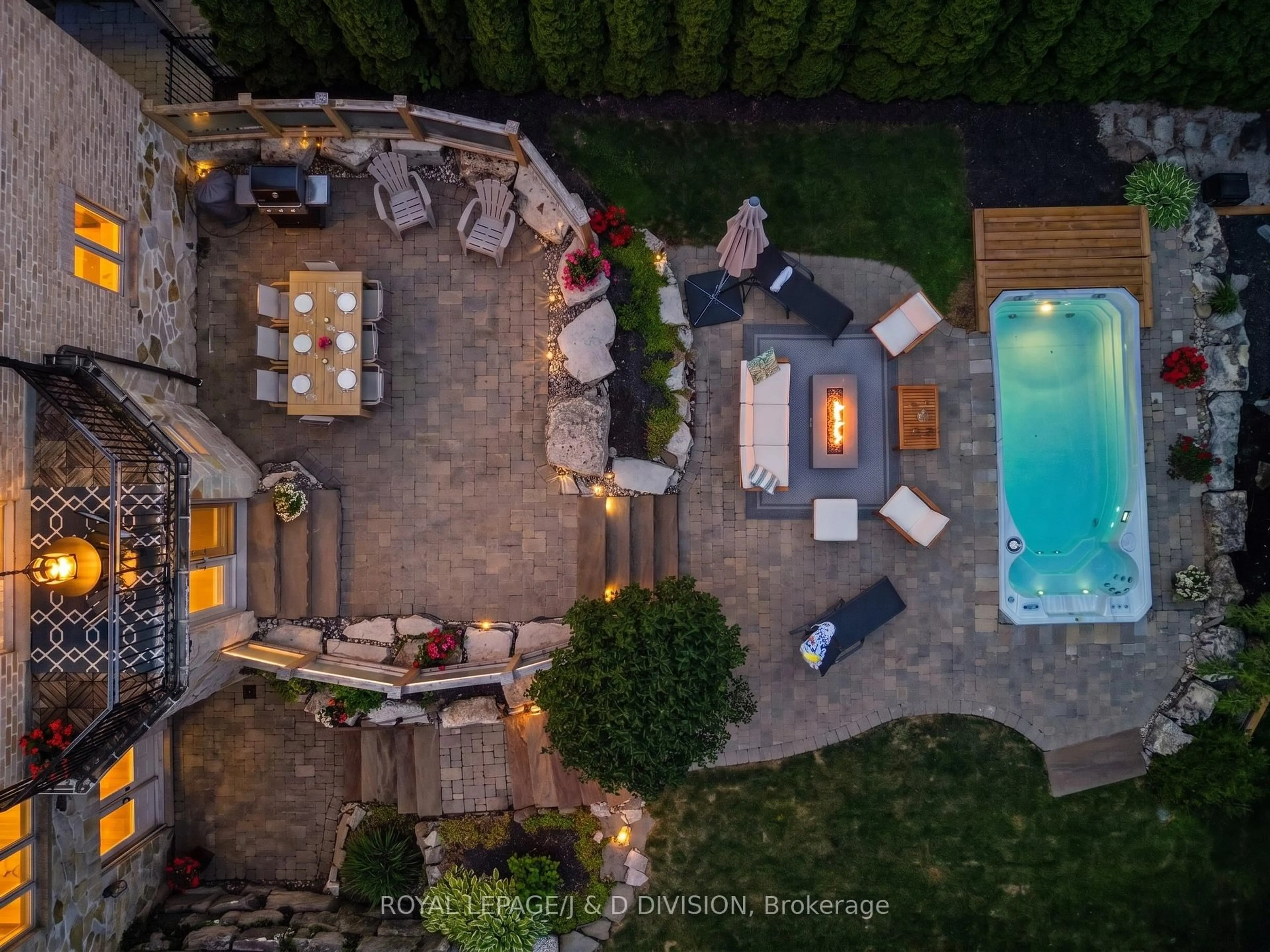A pic from outside/outdoor area/front of a property/back of a property/a pic from drone, street for 17 Agar Cres, Toronto Ontario M9B 5A4
