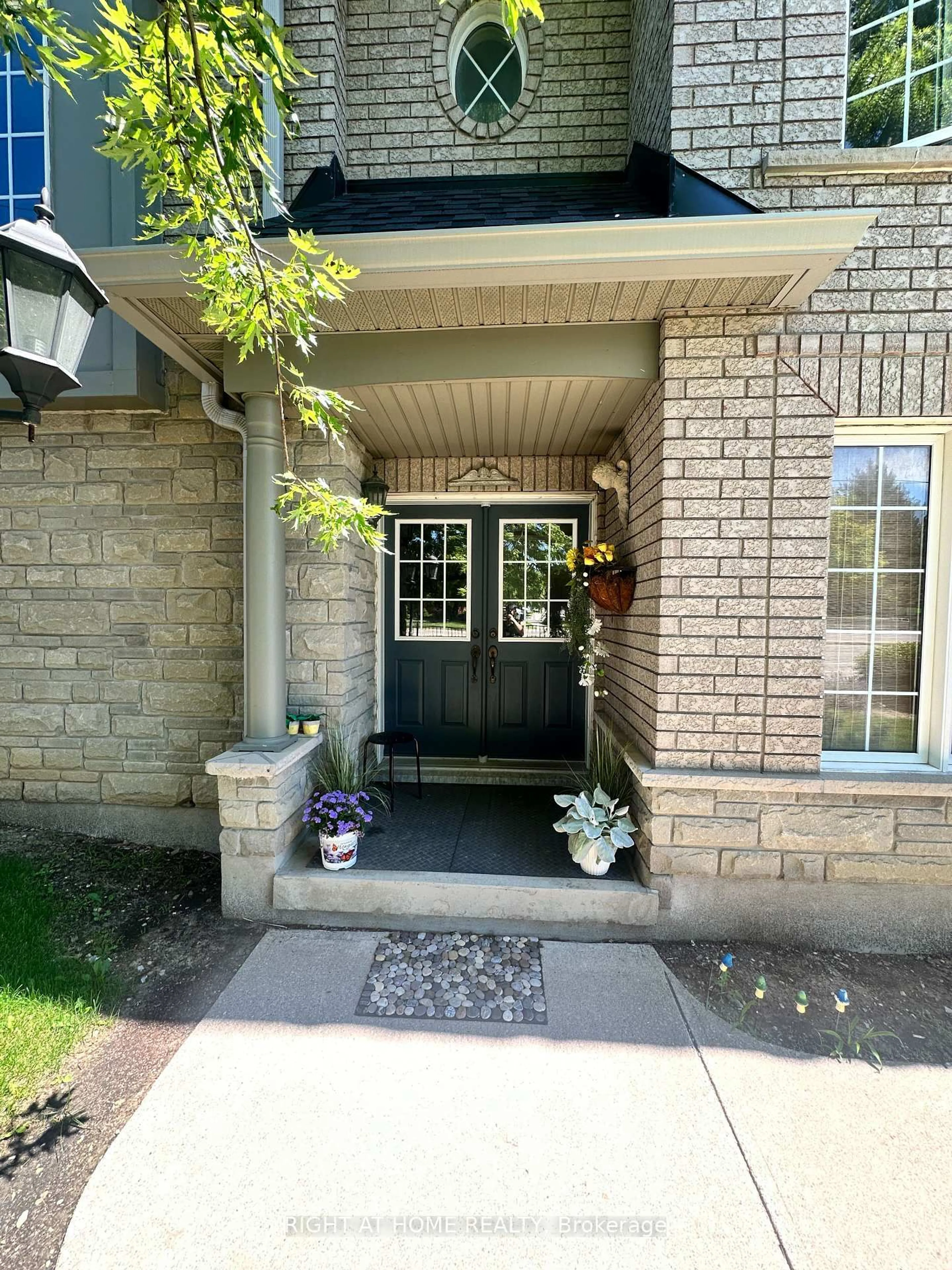 Indoor entryway for 485 Bristol Rd #12, Mississauga Ontario L5R 4G2