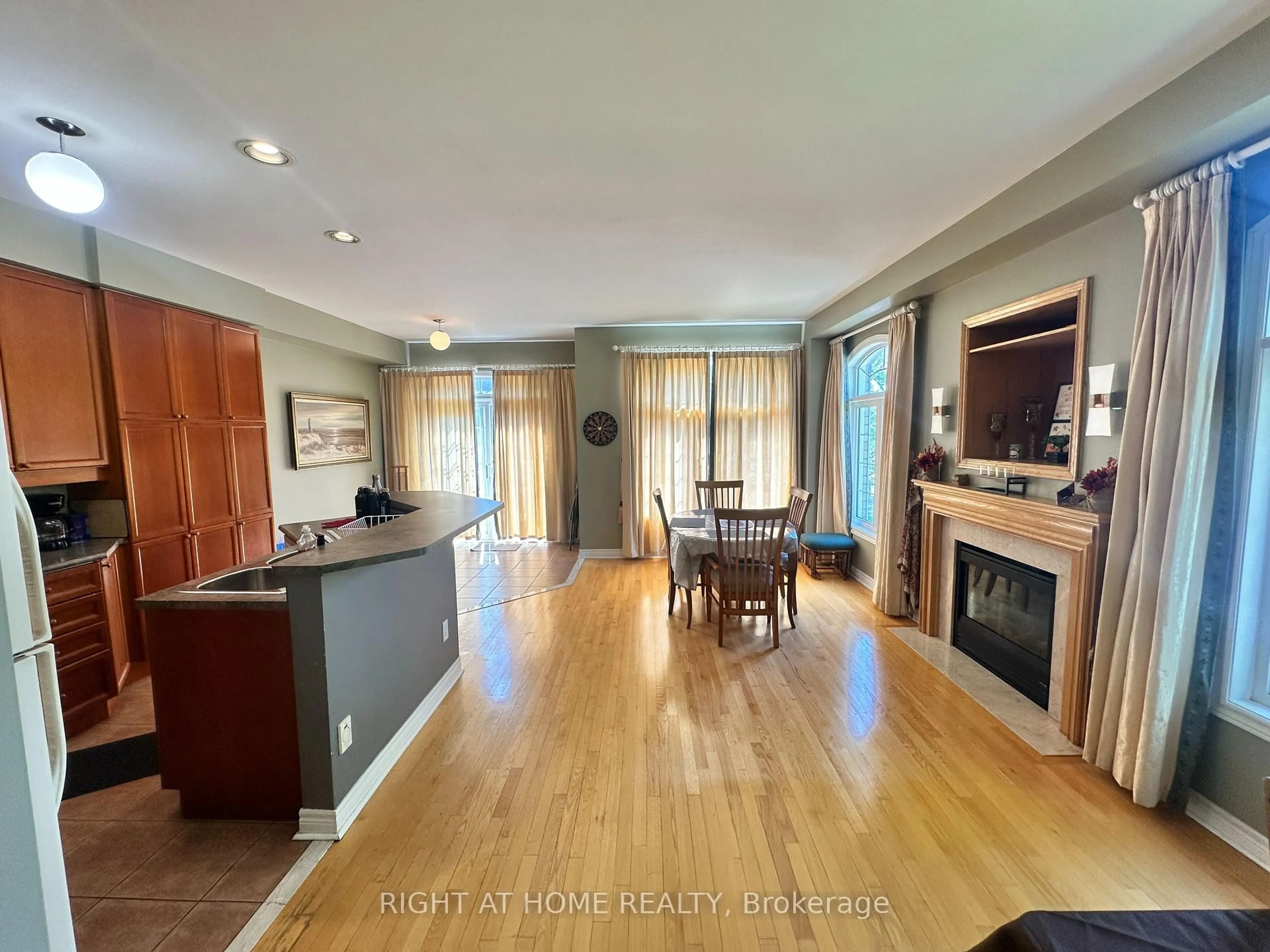 A pic of a room for 485 Bristol Rd #12, Mississauga Ontario L5R 4G2
