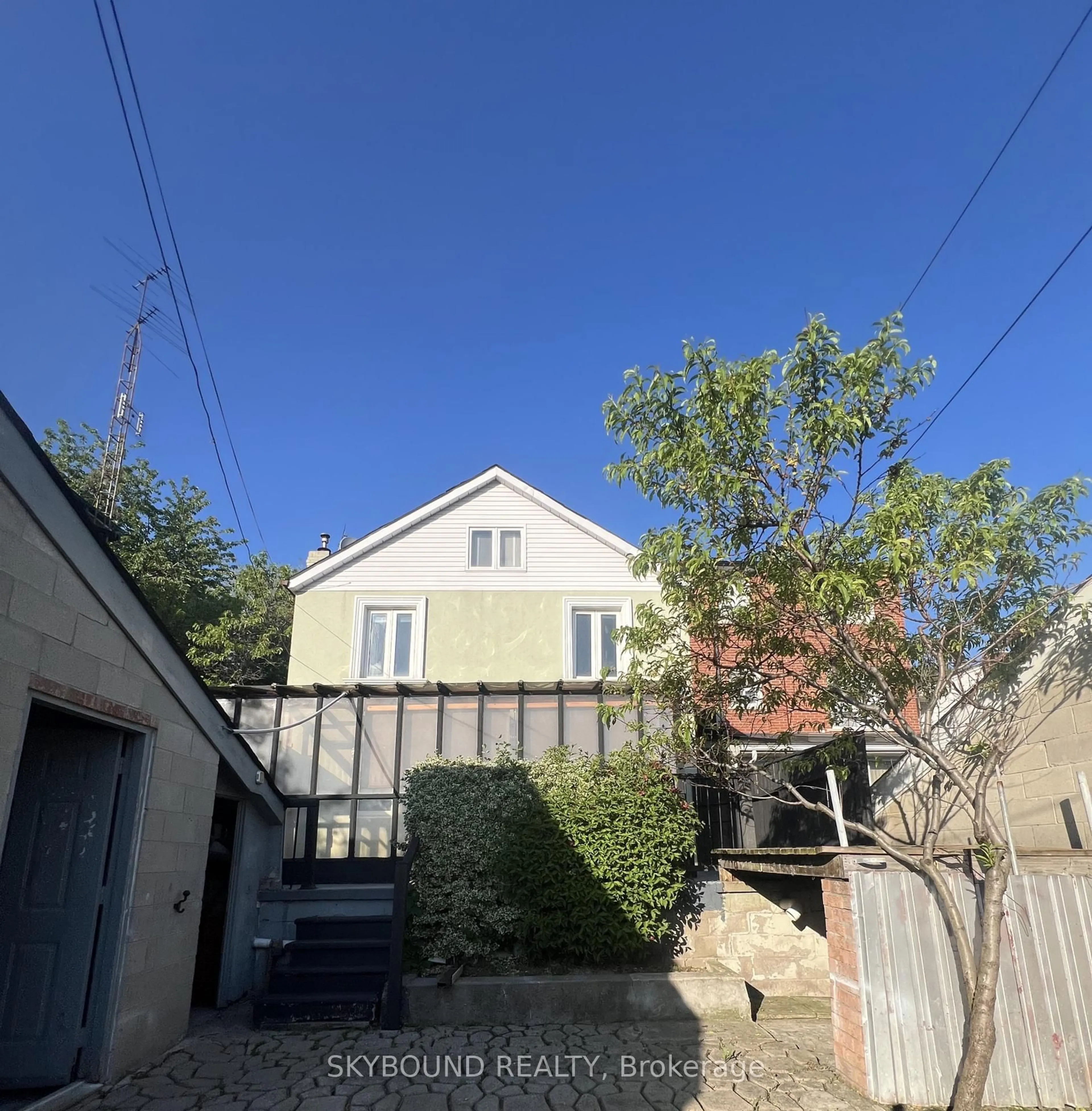 A pic from outside/outdoor area/front of a property/back of a property/a pic from drone, street for 358 Silverthorn Ave, Toronto Ontario M6M 3G8