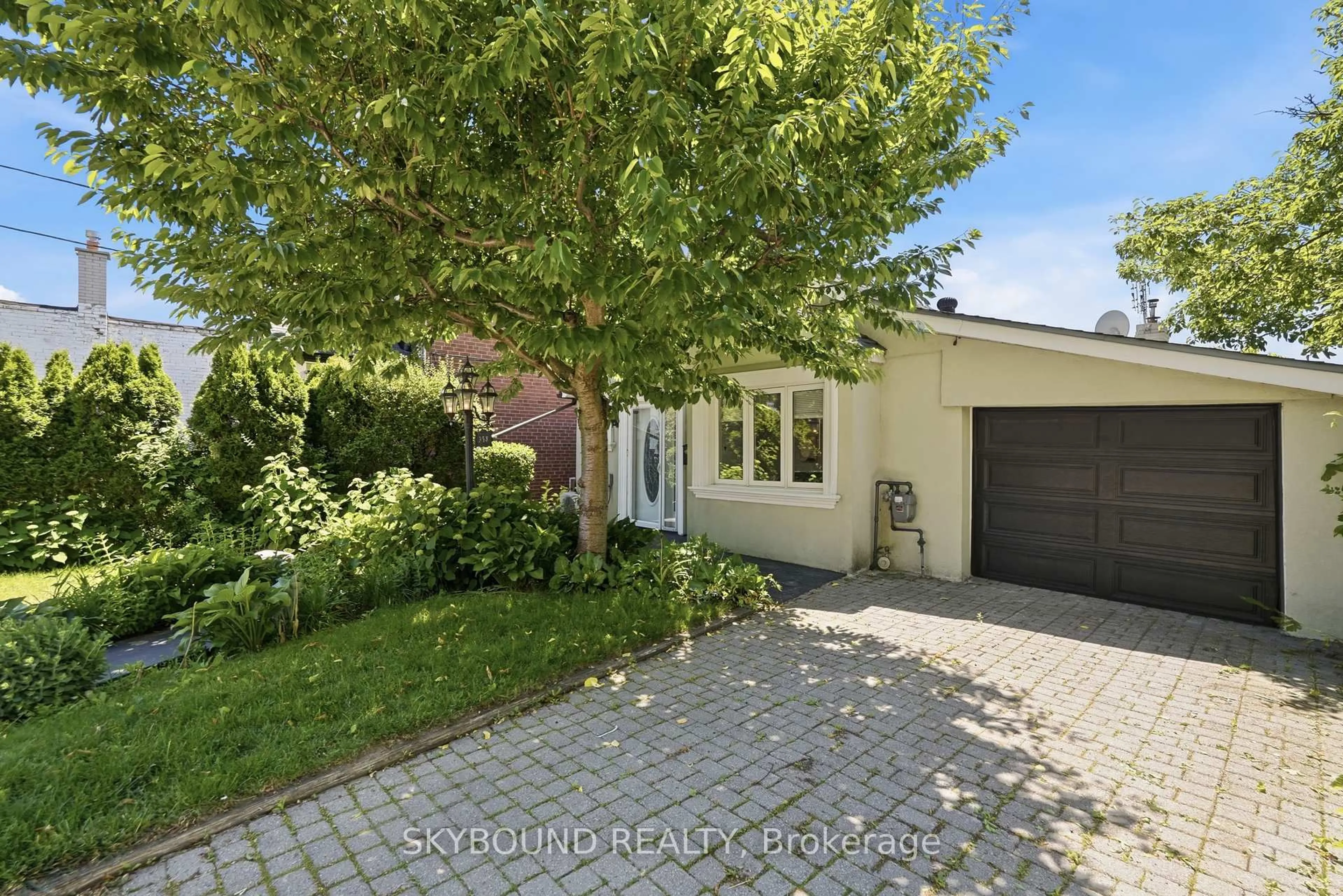 A pic from outside/outdoor area/front of a property/back of a property/a pic from drone, street for 358 Silverthorn Ave, Toronto Ontario M6M 3G8