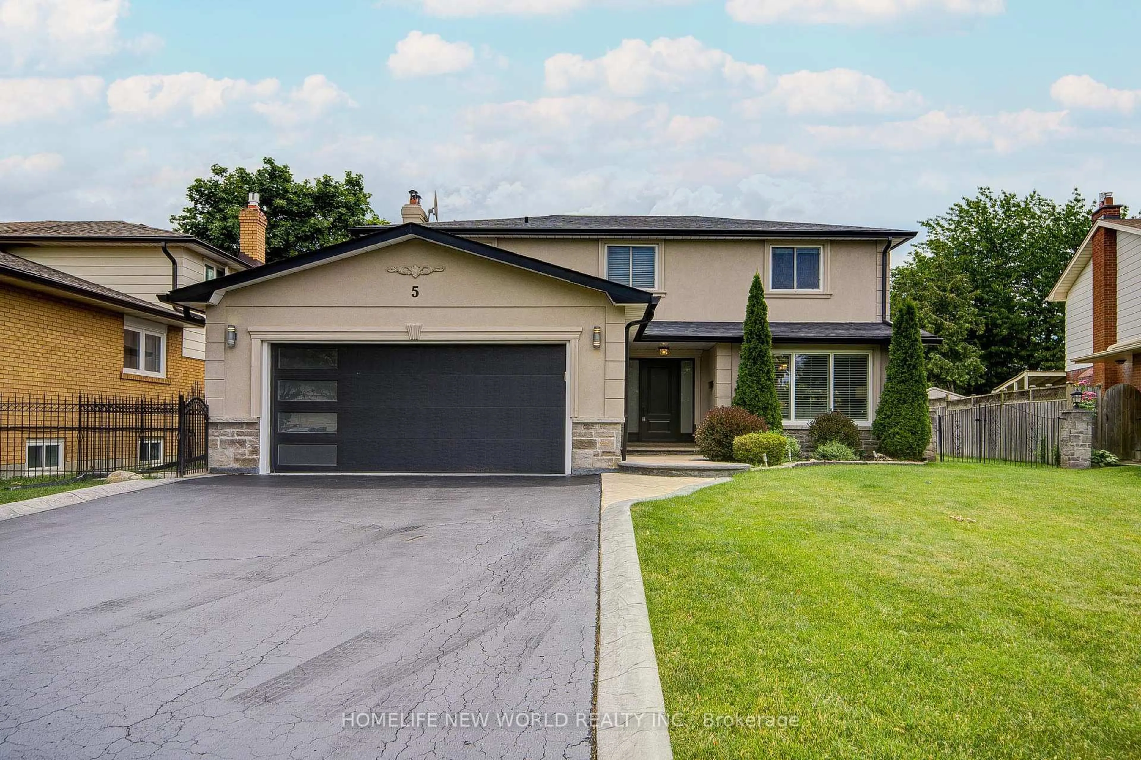 Home with brick exterior material, street for 5 Hopedale Crt, Mississauga Ontario L5M 2G1