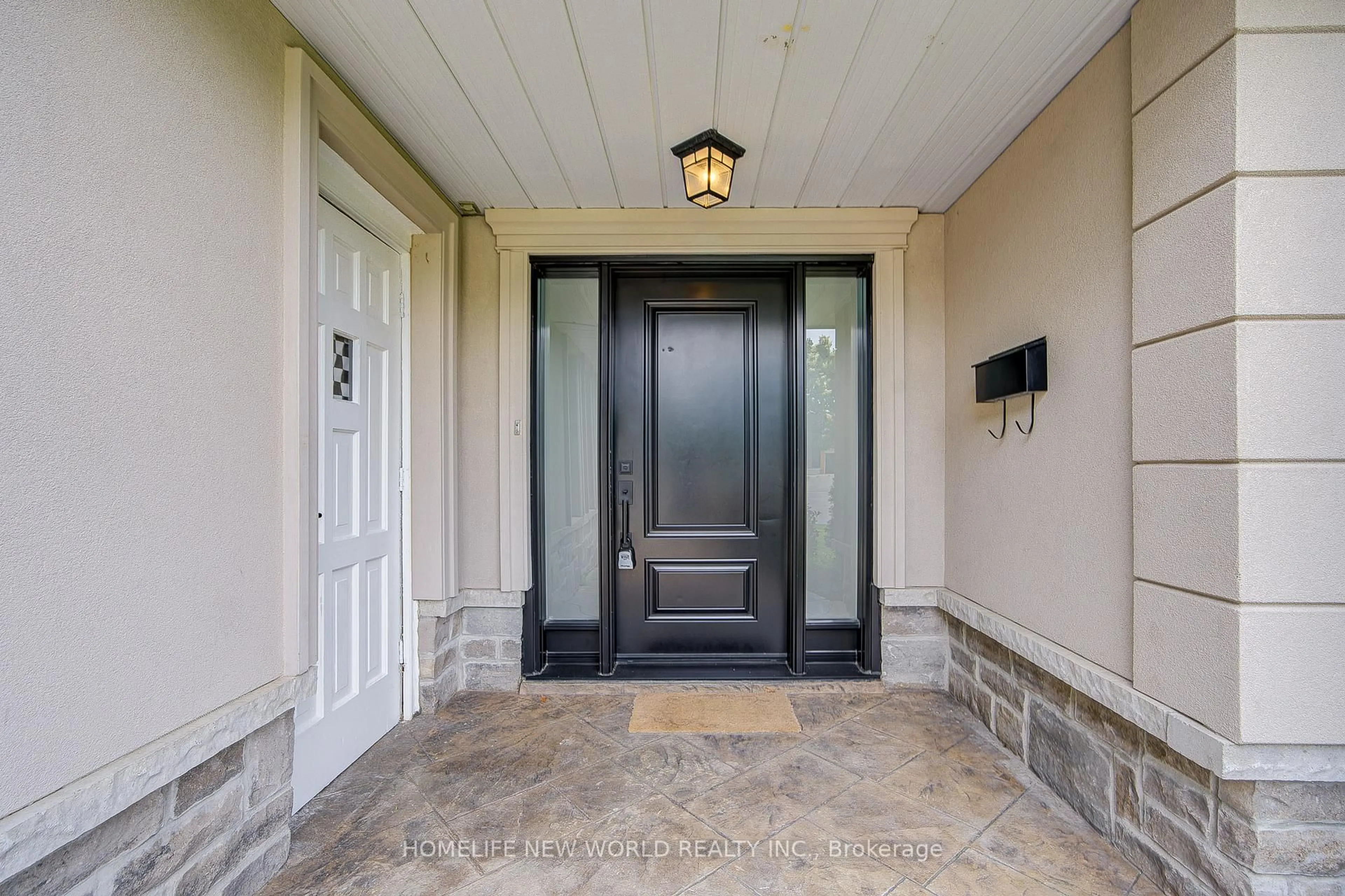 Indoor entryway for 5 Hopedale Crt, Mississauga Ontario L5M 2G1