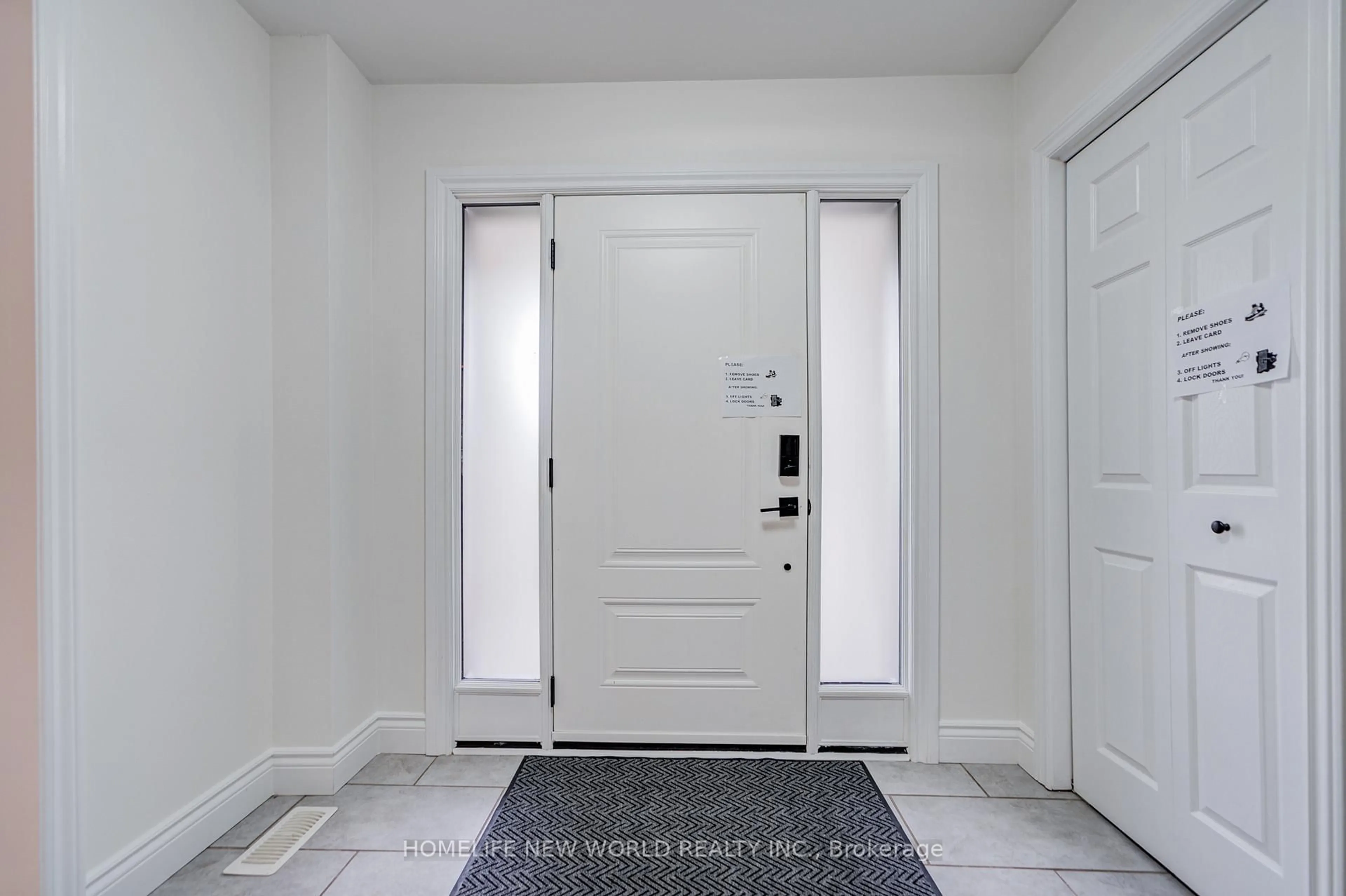 Indoor entryway for 5 Hopedale Crt, Mississauga Ontario L5M 2G1