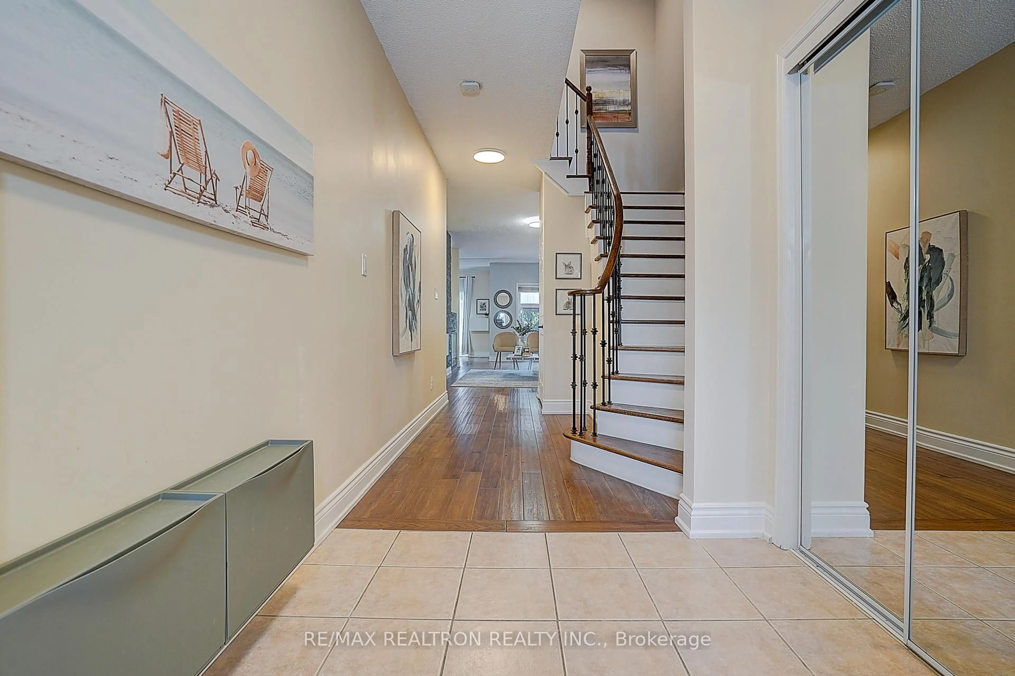 Indoor entryway for 617 Lumberton Cres, Mississauga Ontario L4Z 3Z5