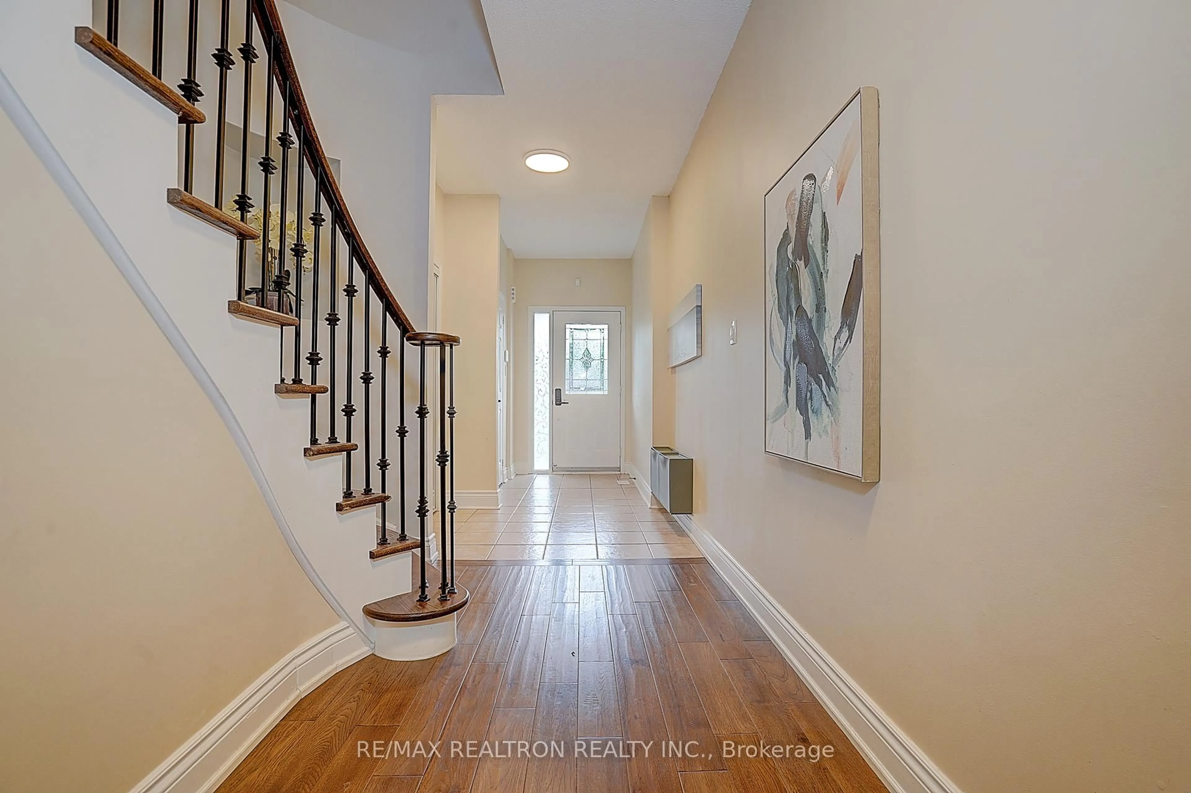 Indoor entryway for 617 Lumberton Cres, Mississauga Ontario L4Z 3Z5