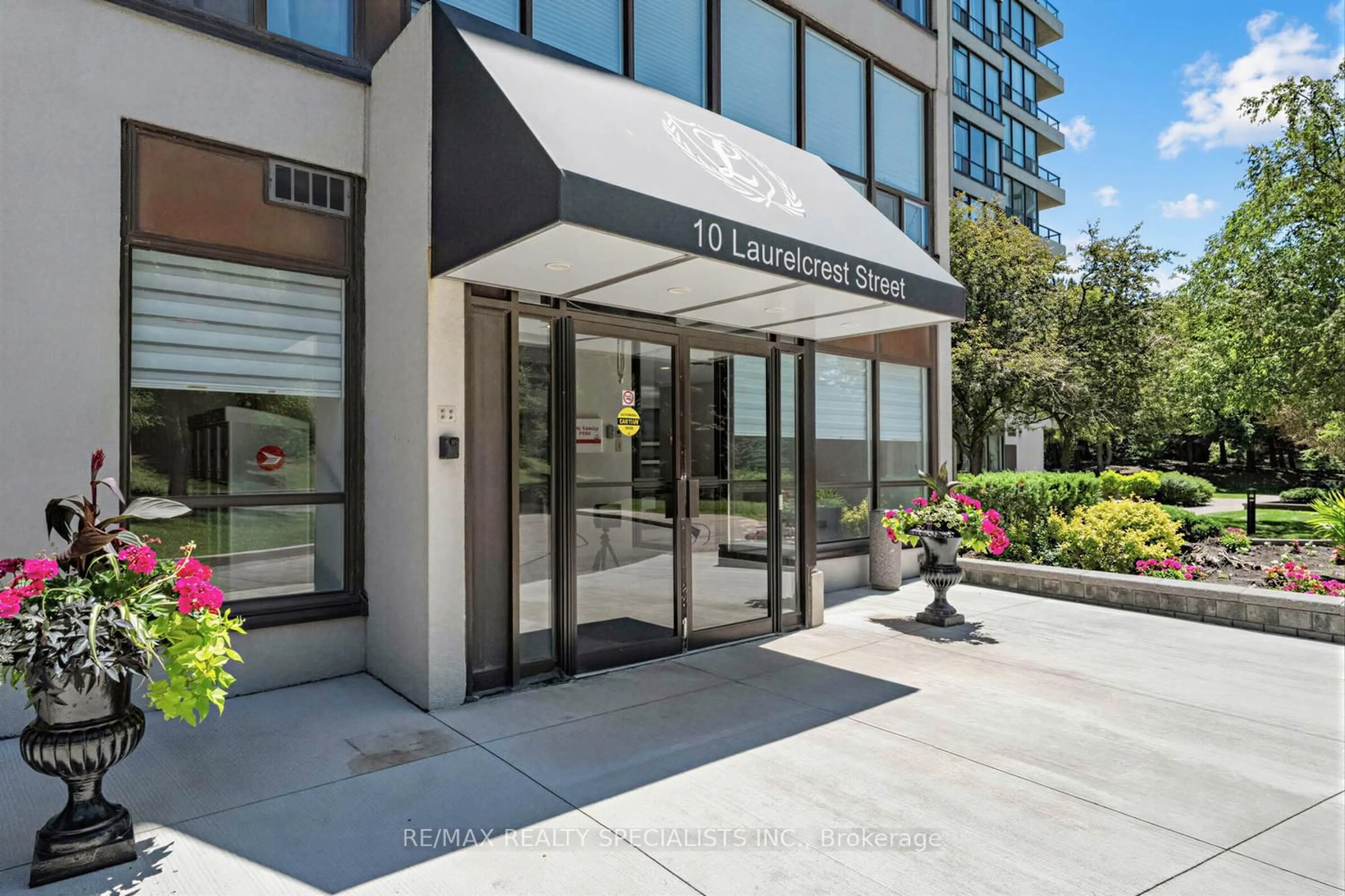 Indoor foyer for 10 Laurelcrest St #1006, Brampton Ontario L6S 5Y3