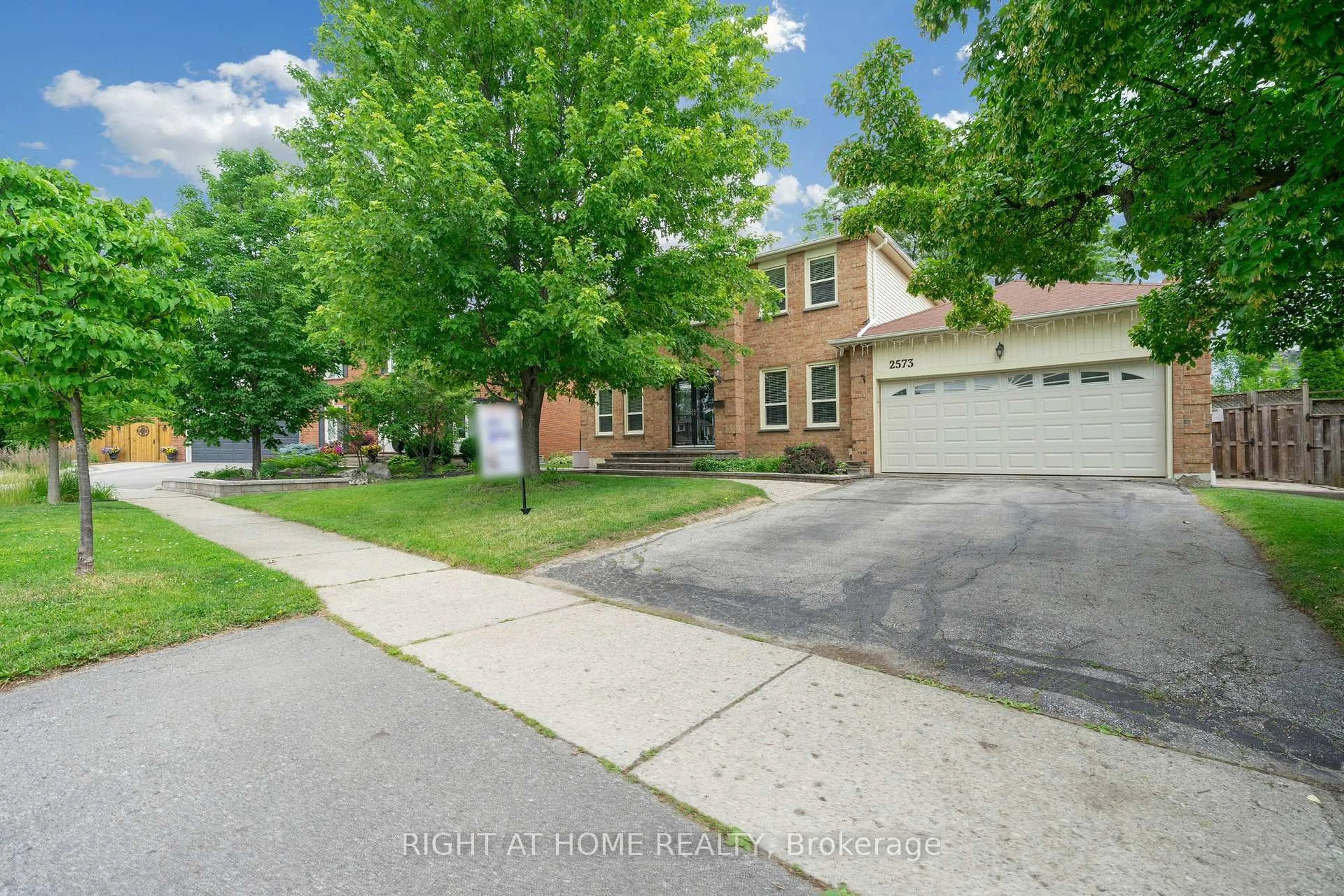 A pic from outside/outdoor area/front of a property/back of a property/a pic from drone, street for 2573 Oshkin Crt, Mississauga Ontario L5N 3Z3