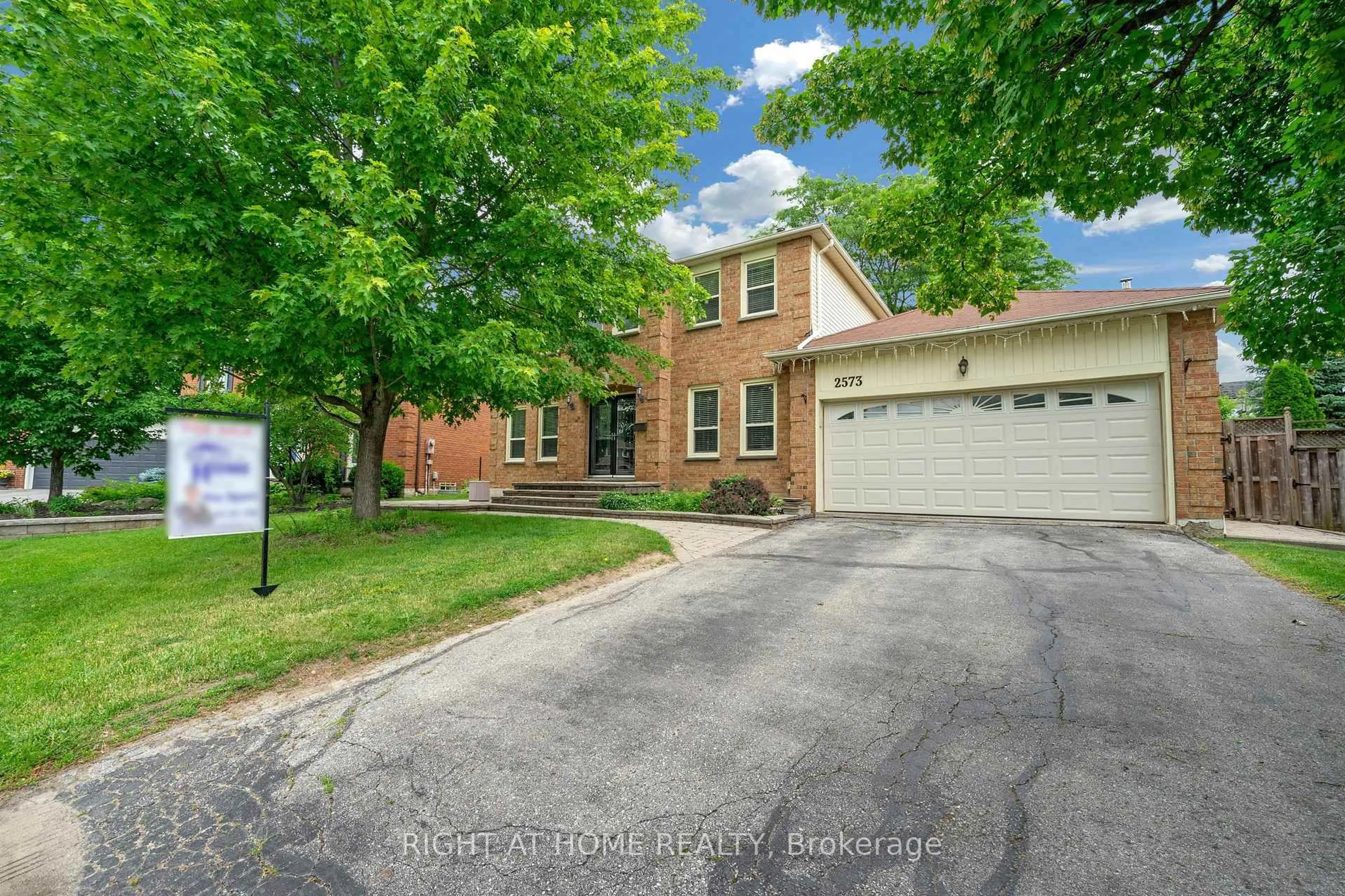 A pic from outside/outdoor area/front of a property/back of a property/a pic from drone, street for 2573 Oshkin Crt, Mississauga Ontario L5N 3Z3