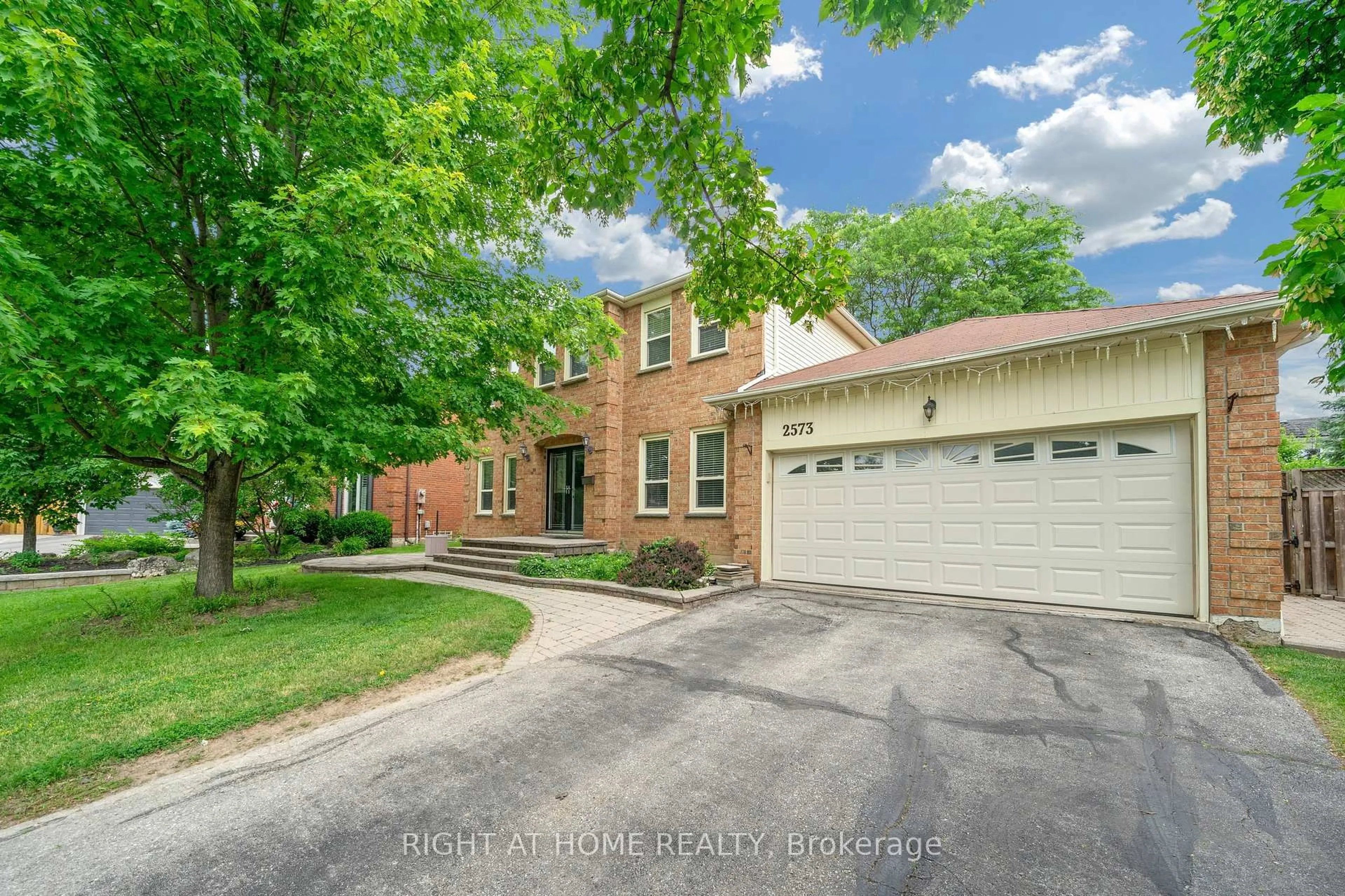 A pic from outside/outdoor area/front of a property/back of a property/a pic from drone, street for 2573 Oshkin Crt, Mississauga Ontario L5N 3Z3