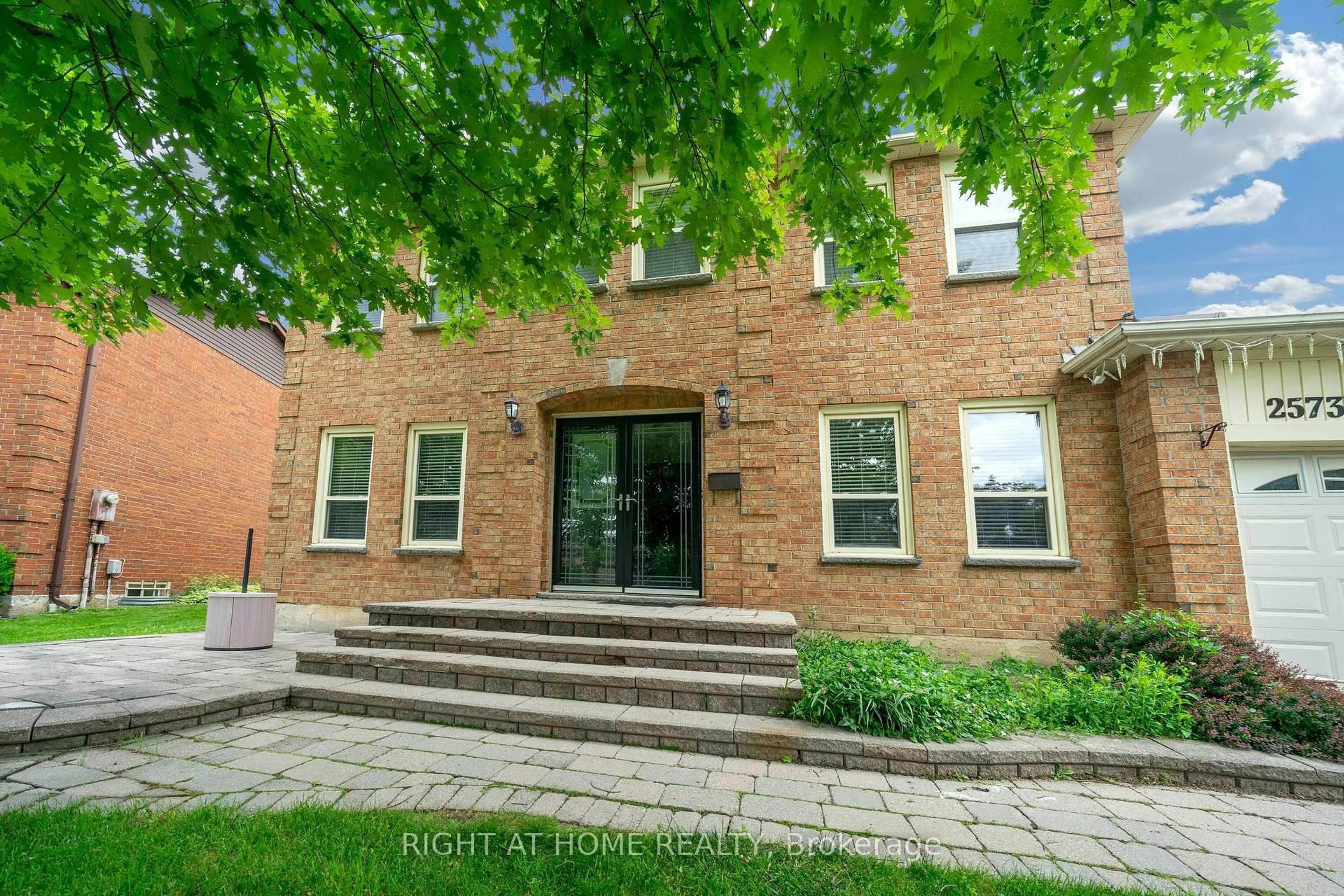 Home with brick exterior material, street for 2573 Oshkin Crt, Mississauga Ontario L5N 3Z3