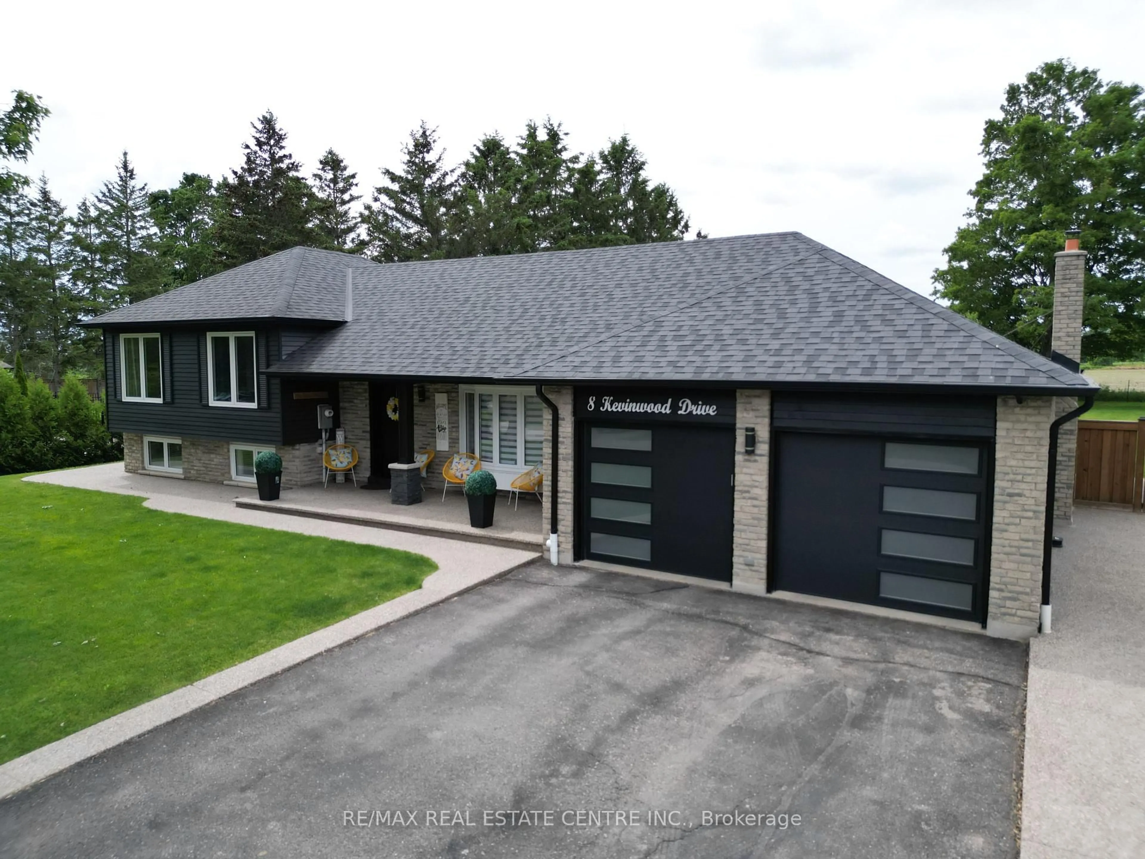 Home with brick exterior material, street for 8 Kevinwood Dr, Caledon Ontario L7K 0Z1