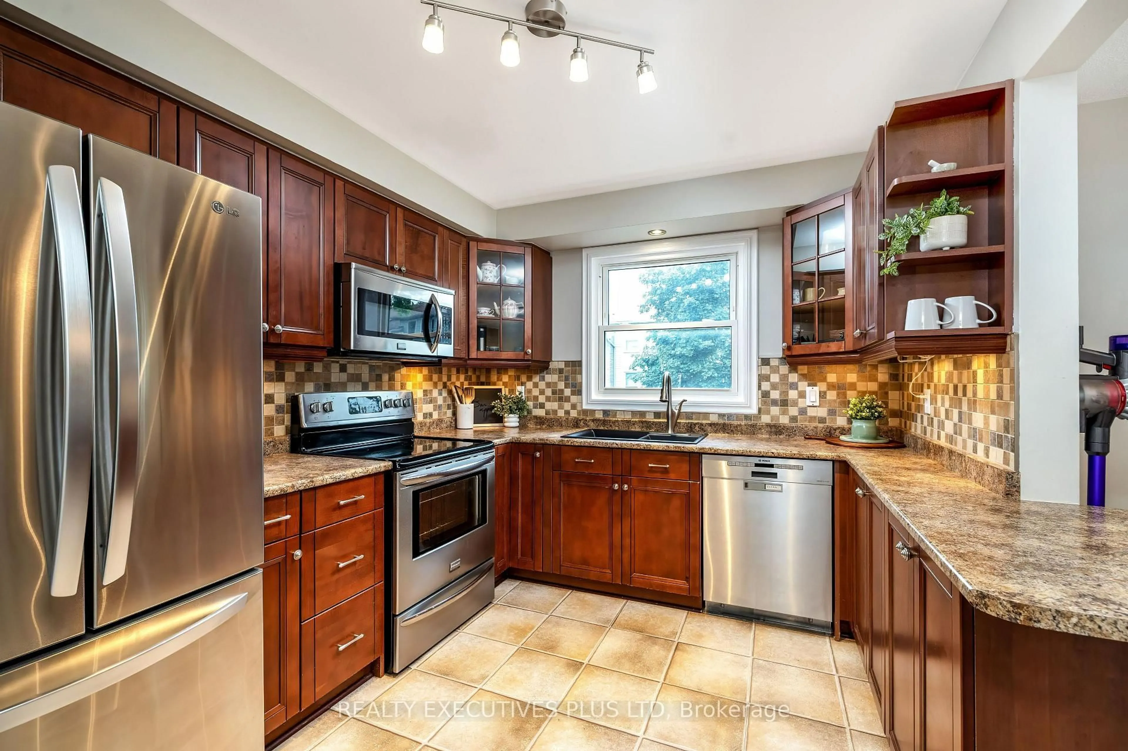 Open concept kitchen, ceramic/tile floor for 5878 Montevideo Rd #33, Mississauga Ontario L5N 2V5