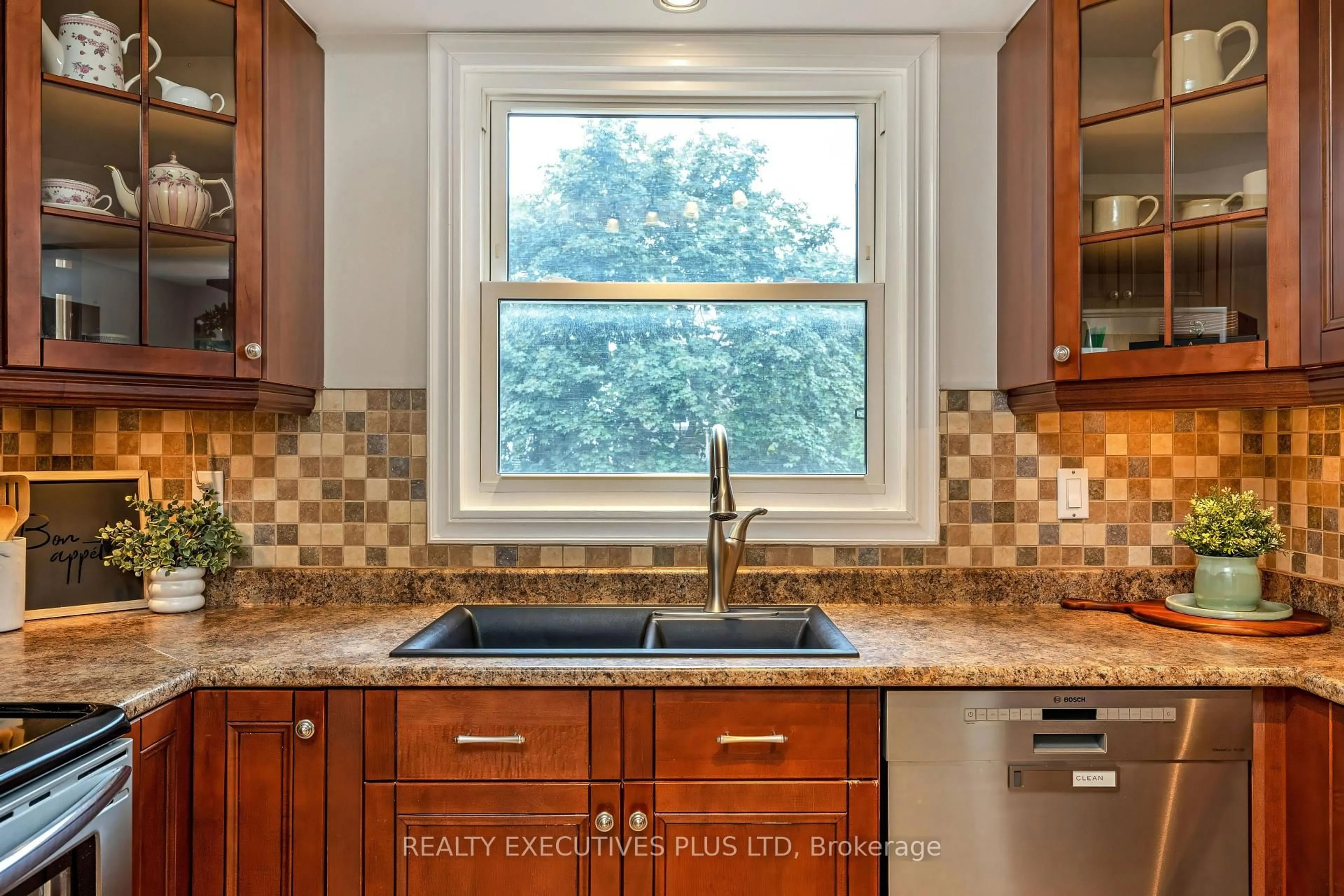 Standard kitchen, ceramic/tile floor for 5878 Montevideo Rd #33, Mississauga Ontario L5N 2V5