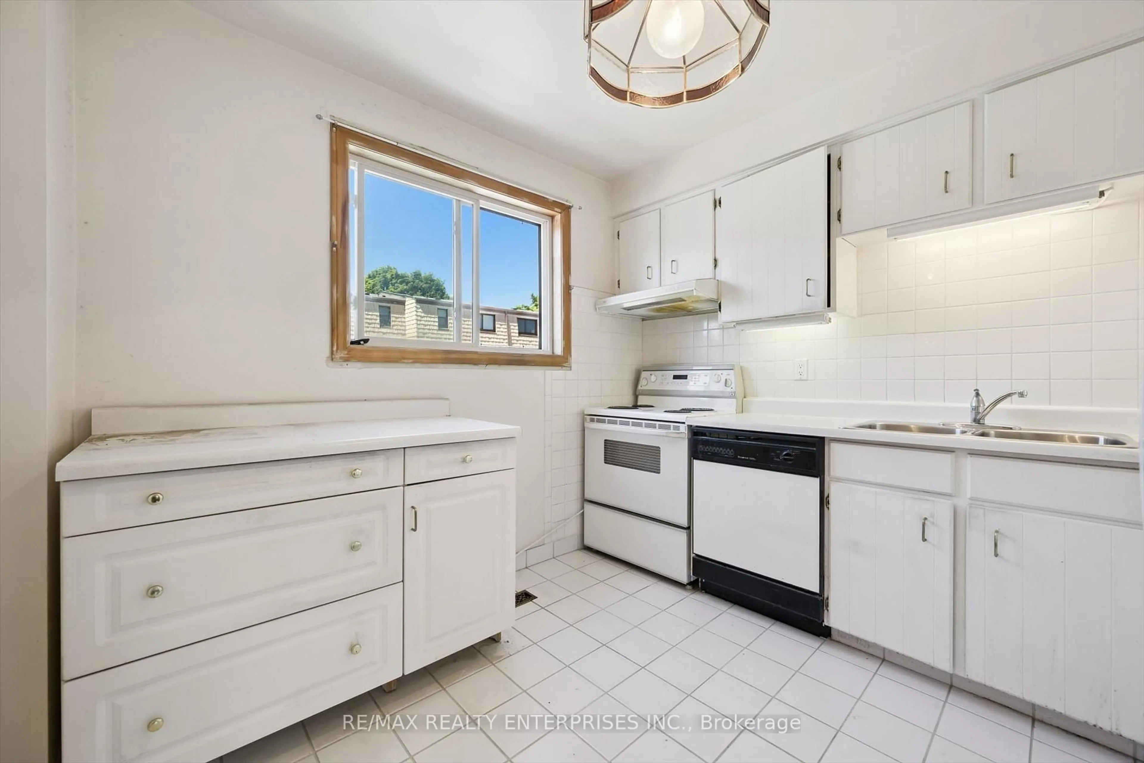 Standard kitchen, ceramic/tile floor for 1518 Sixth Line #30, Oakville Ontario L6H 2P2