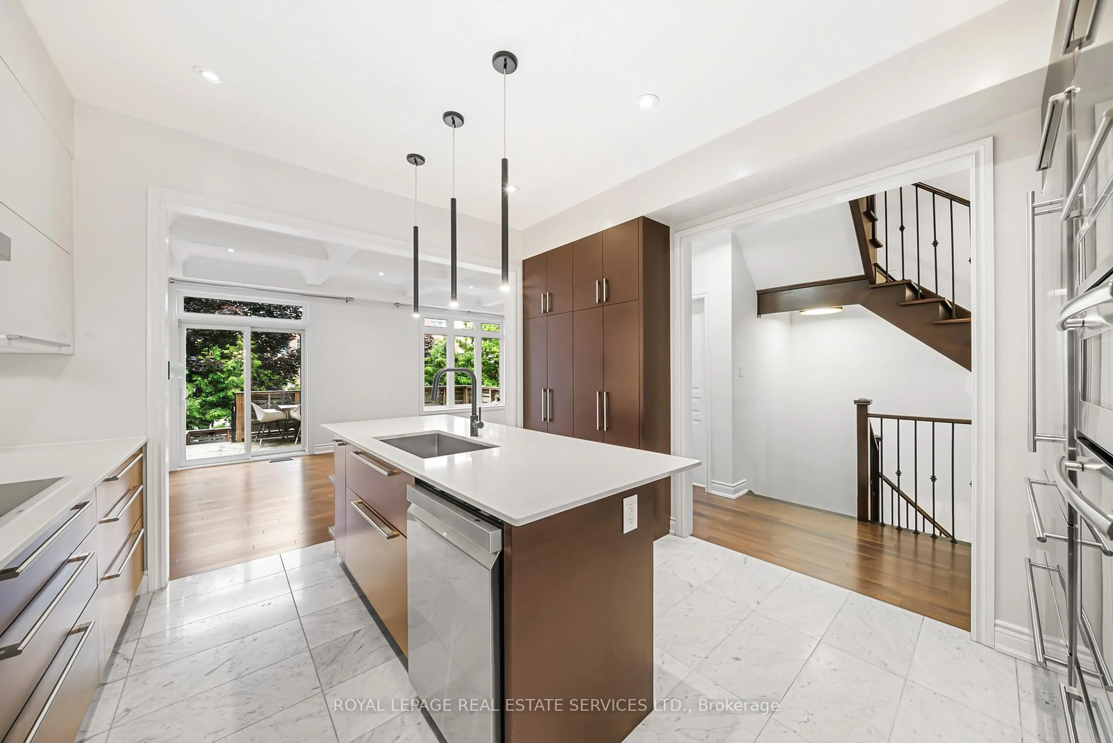 Open concept kitchen, ceramic/tile floor for 2083 Grange Dr, Mississauga Ontario L5B 1P4