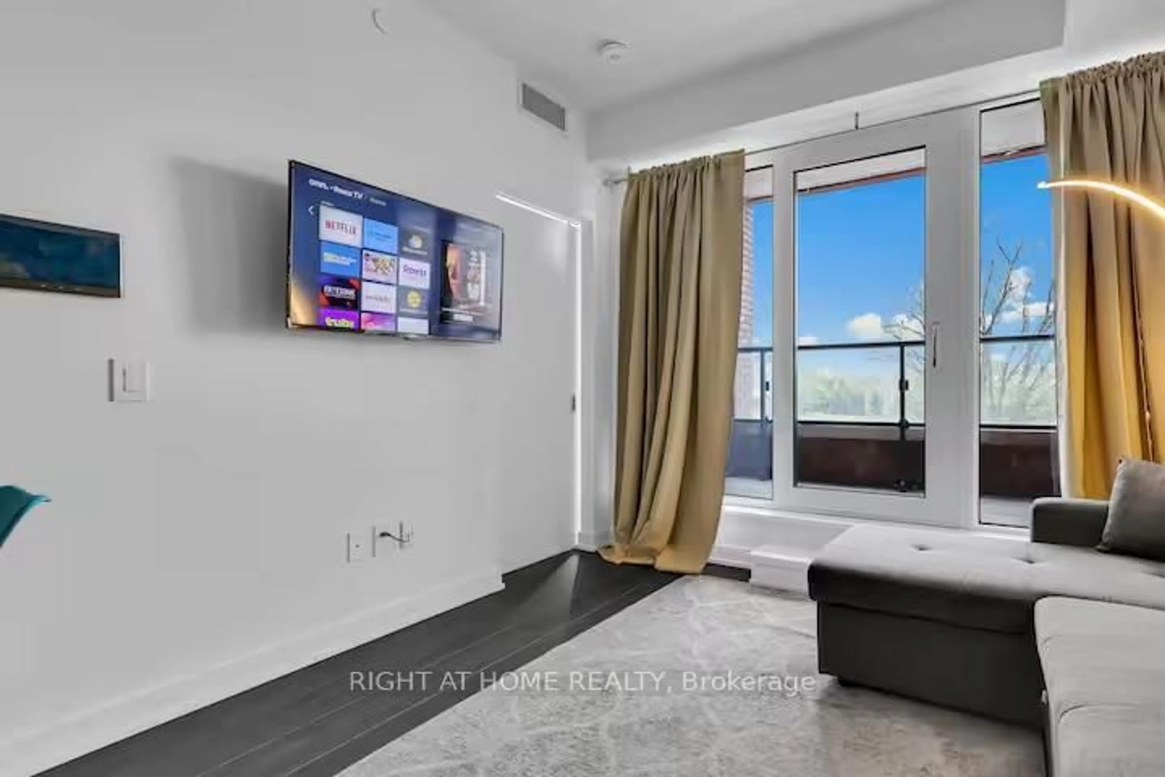 Unknown for 28 Ann St #223, Mississauga Ontario L5G 0E1