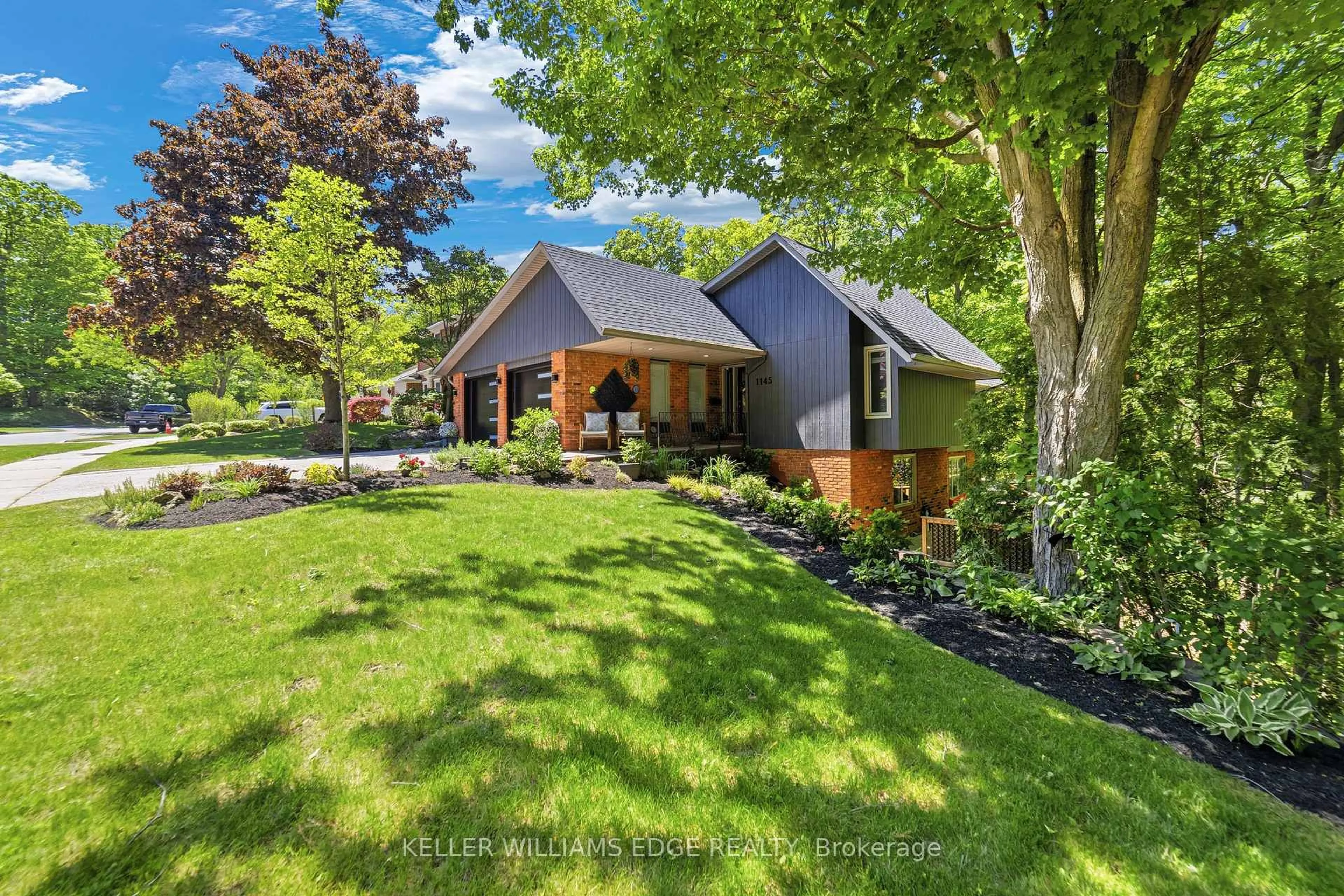 A pic from outside/outdoor area/front of a property/back of a property/a pic from drone, street for 1145 Forestvale Dr, Burlington Ontario L7P 3G6