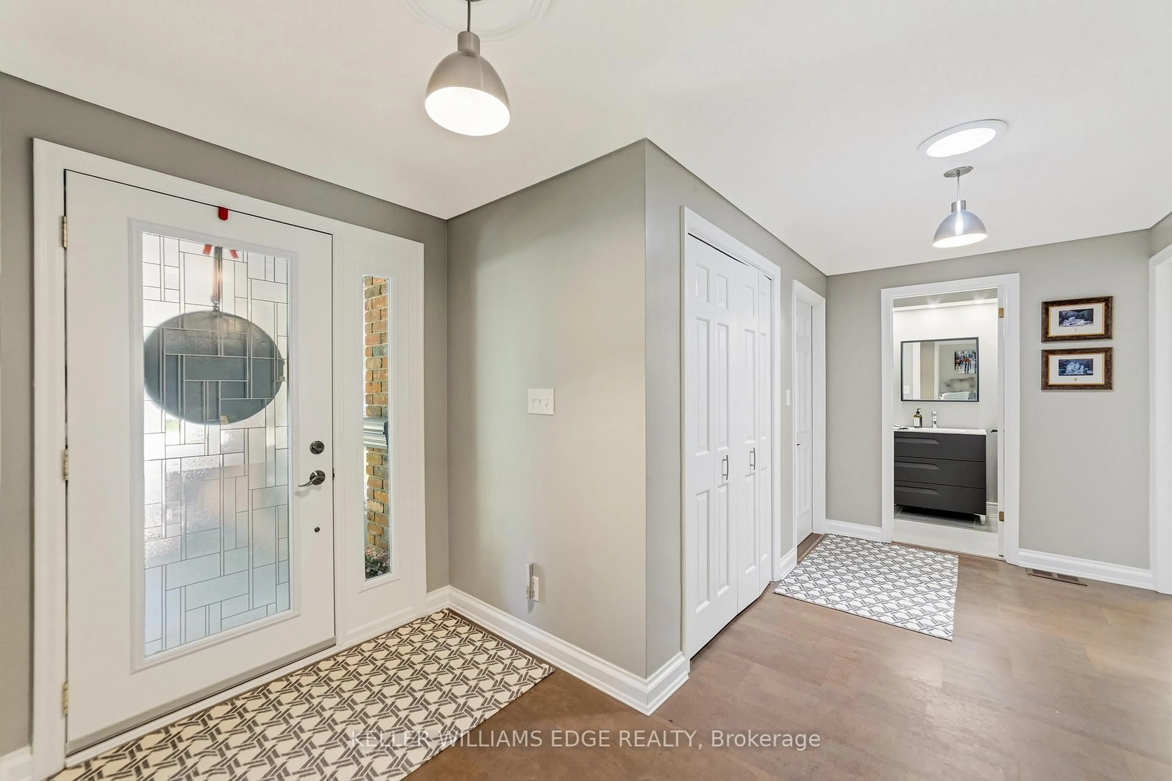 Indoor entryway for 1145 Forestvale Dr, Burlington Ontario L7P 3G6