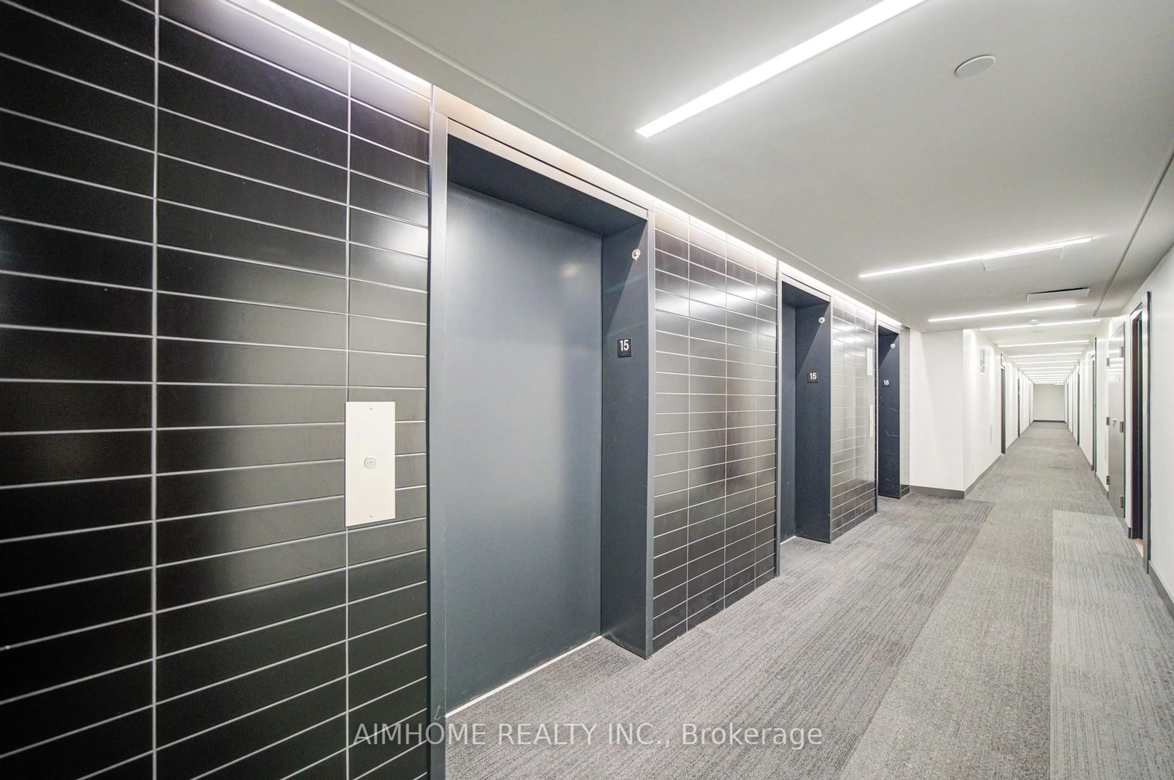 Indoor foyer for 160 Flemington Rd #1522, Toronto Ontario M6A 1N6