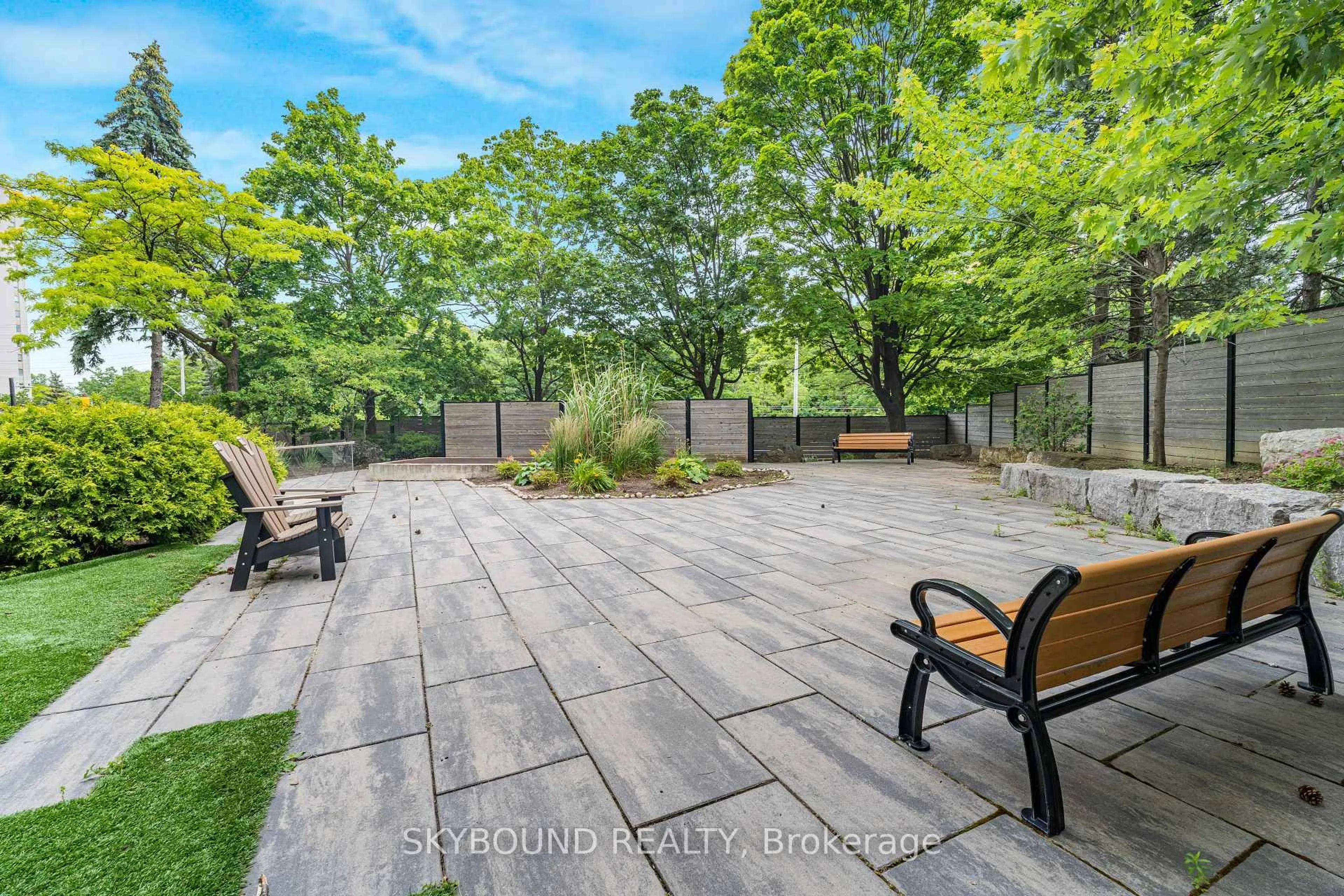 Patio, street for 200 Robert Speck Pkwy #108, Mississauga Ontario L4Z 1S3